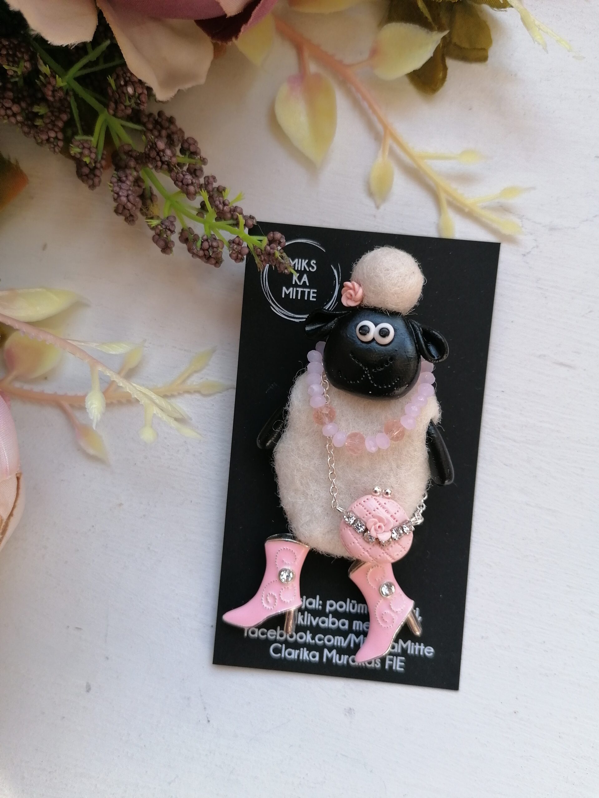 Stiilse heleroosa koti ja saabastega lambapross