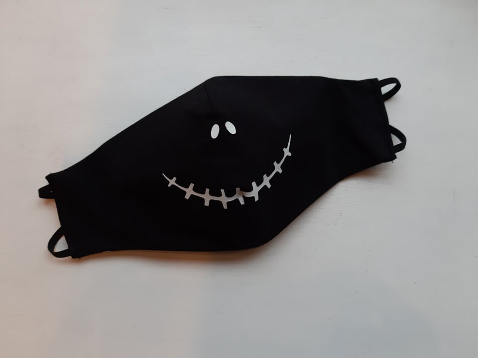 Pimedas helkiv näomask "Õmmeldud suu"
