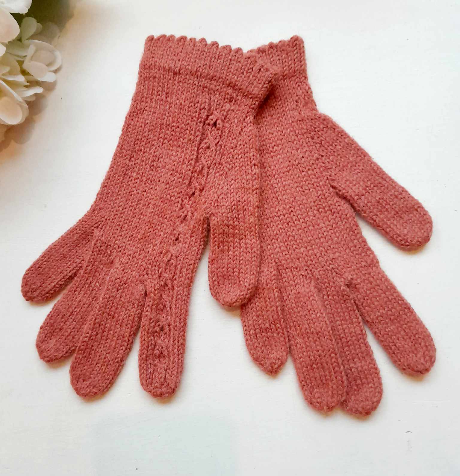 Alpakalõngast pitsilised kindad, tumeroosad