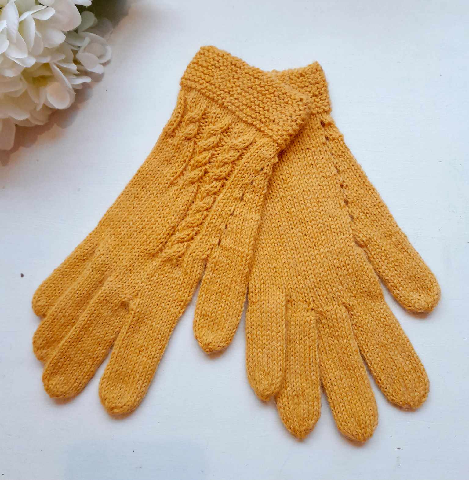 Alpakalõngast pitsilised kindad, kollased