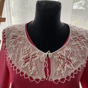 Käsitsi kootud pidulik krae