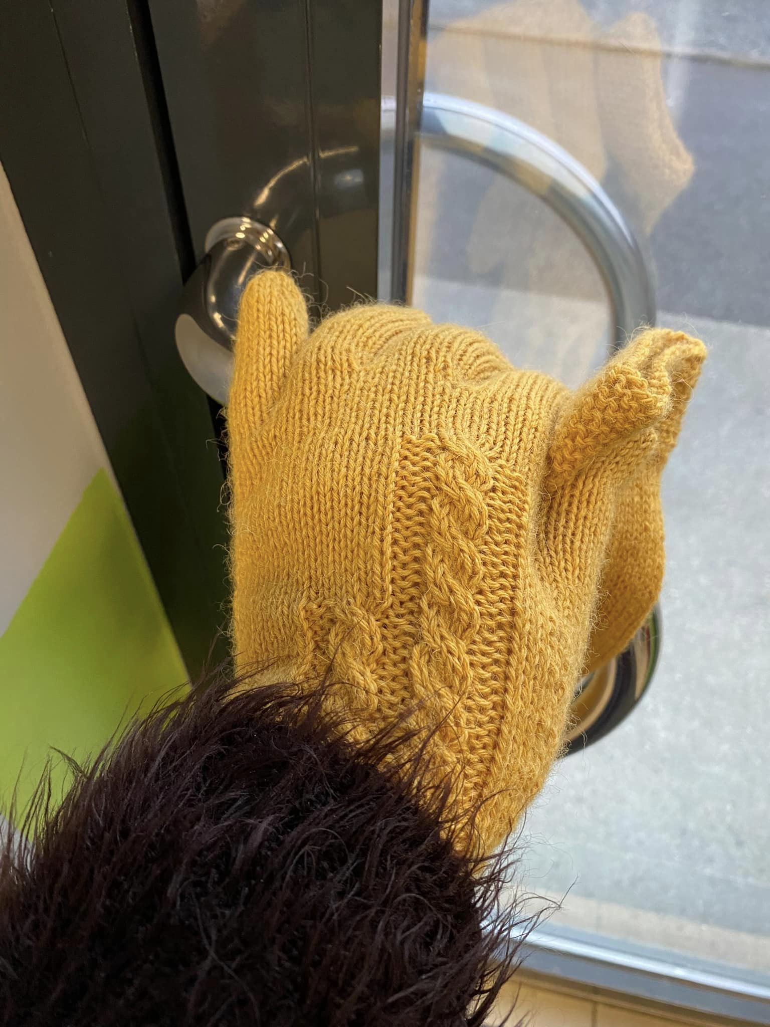 Alpakalõngast pitsilised kindad, kollased