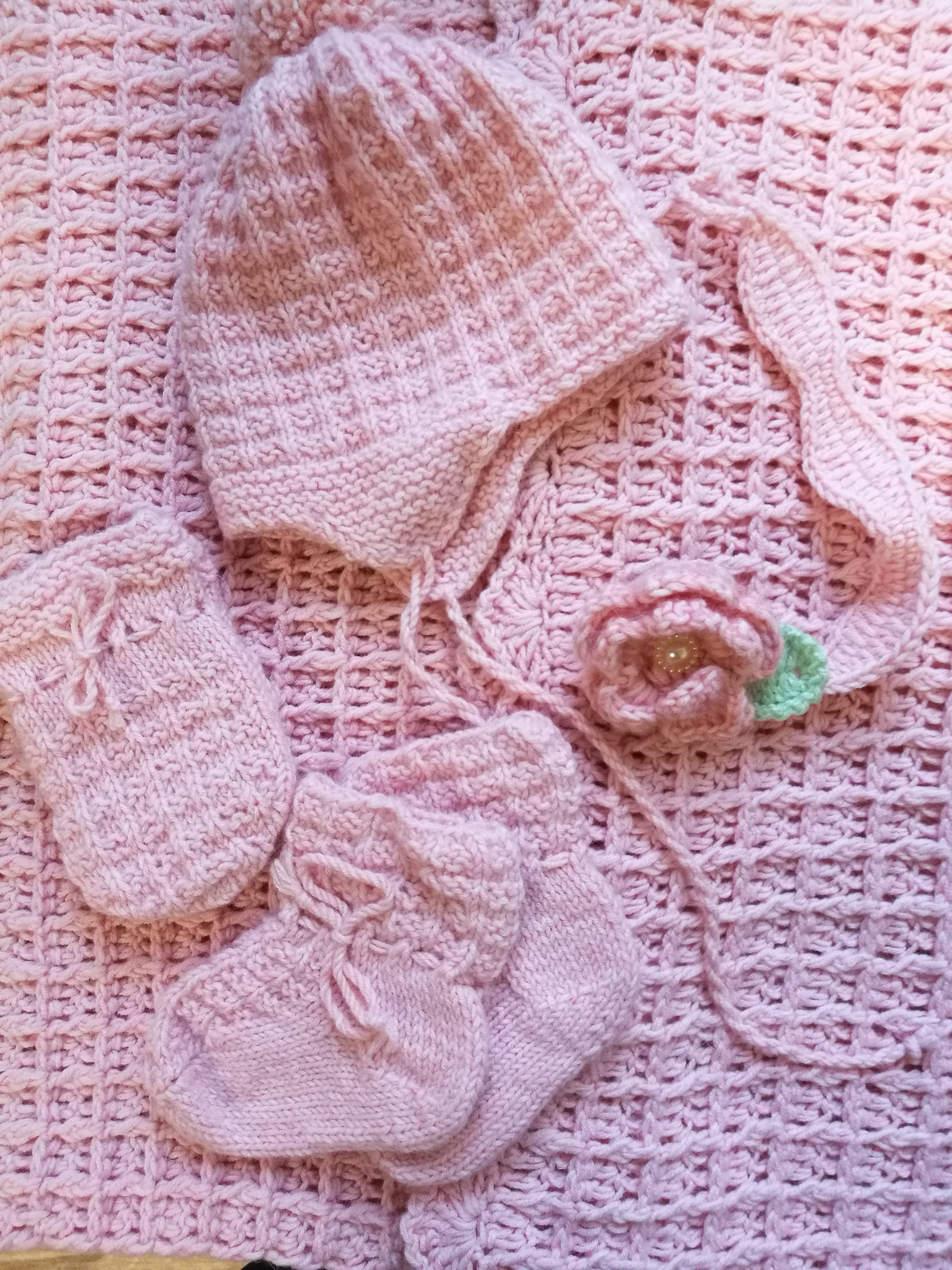 Käsitsi kootud roosa beebikomplekt
