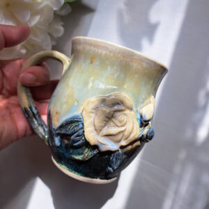 Keraamiline kruus "Kollased roosid"