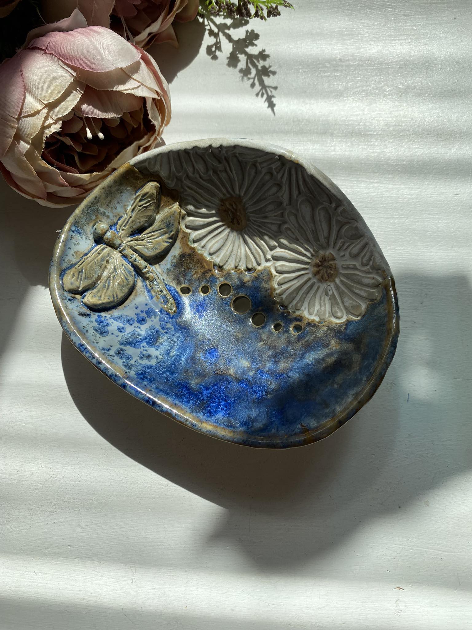 Keraamiline seebialus "Kiil ja karikakrad"