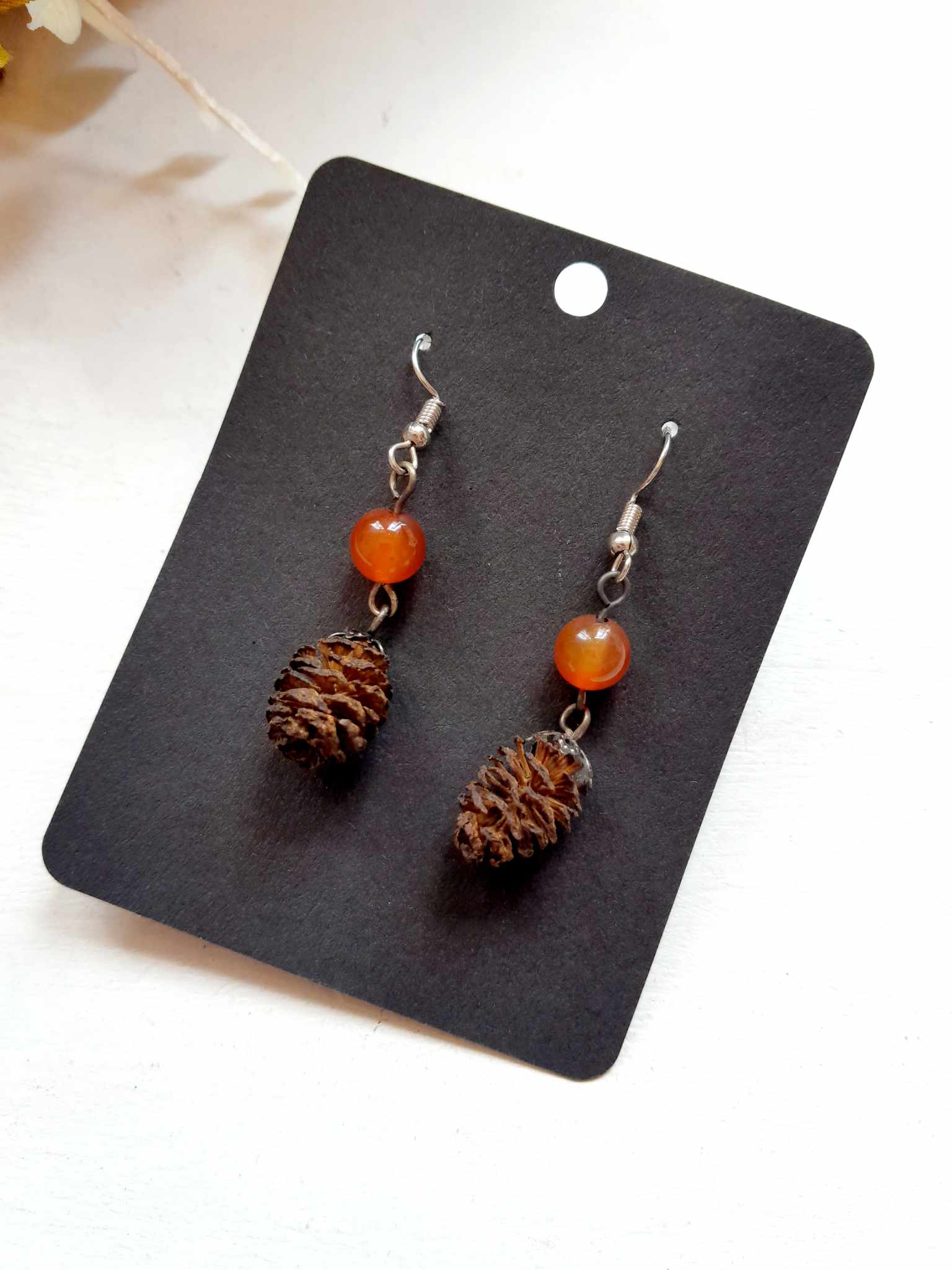 Käsitsi meisterdatud kõrvarõngad "Käbide vilus päikesekiir"