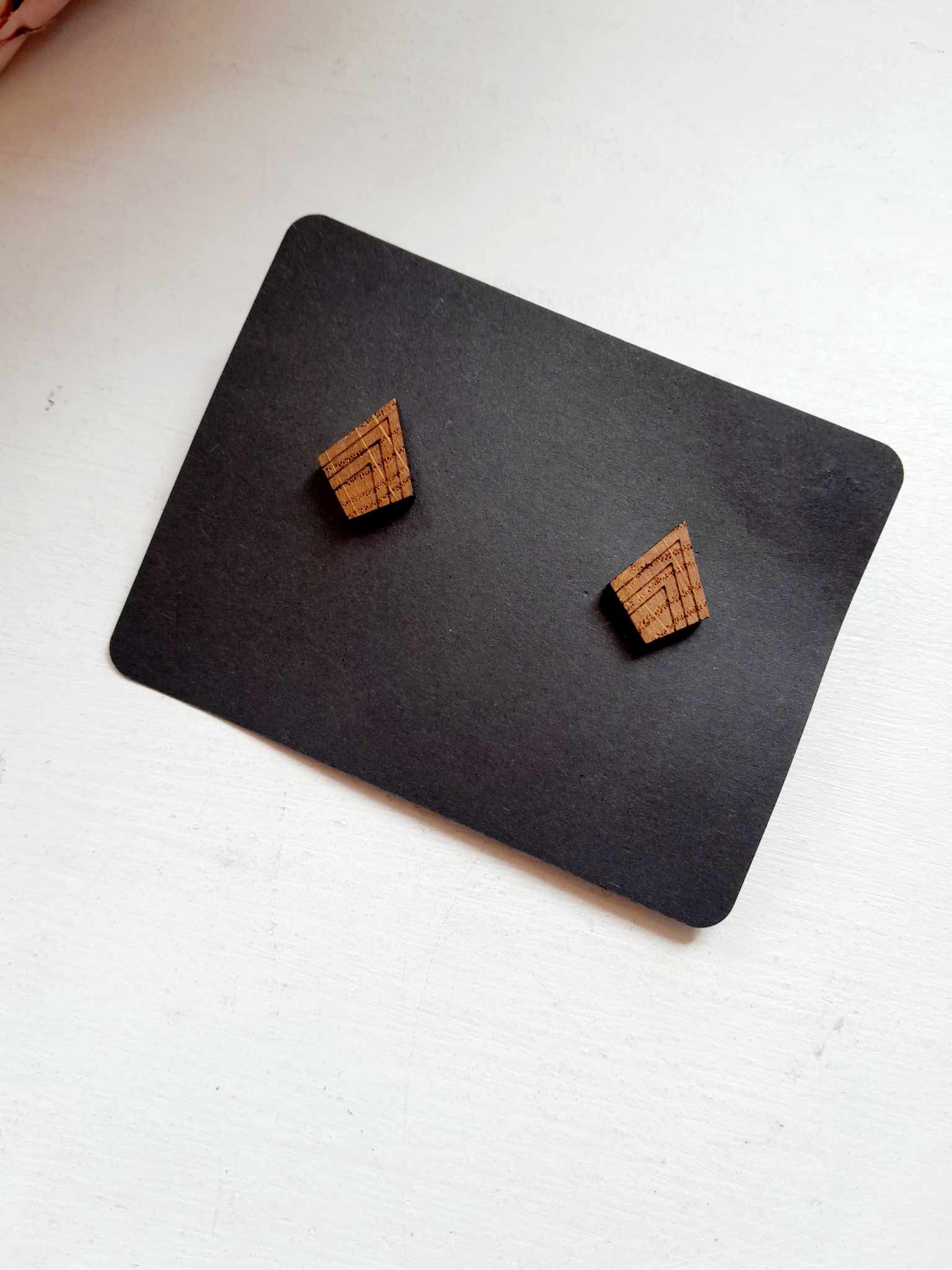 Käsitsi meisterdatud kõrvarõngad "Metsa saladused"