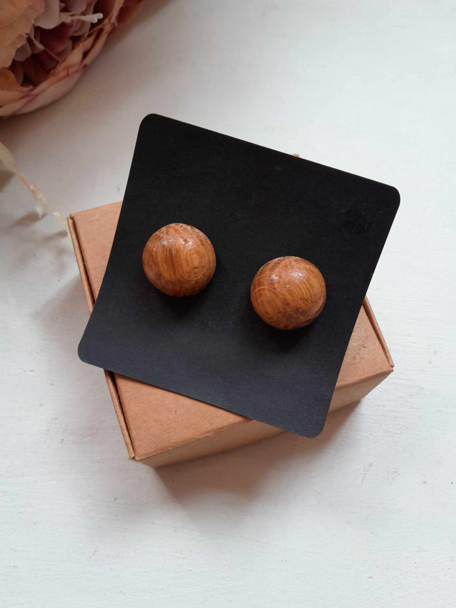 Käsitsi meisterdatud kõrvarõngad karbis