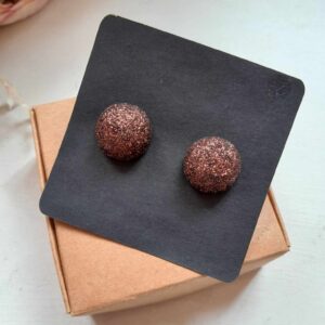 Käsitsi meisterdatud kõrvarõngad karbis "Pruun sädelus"