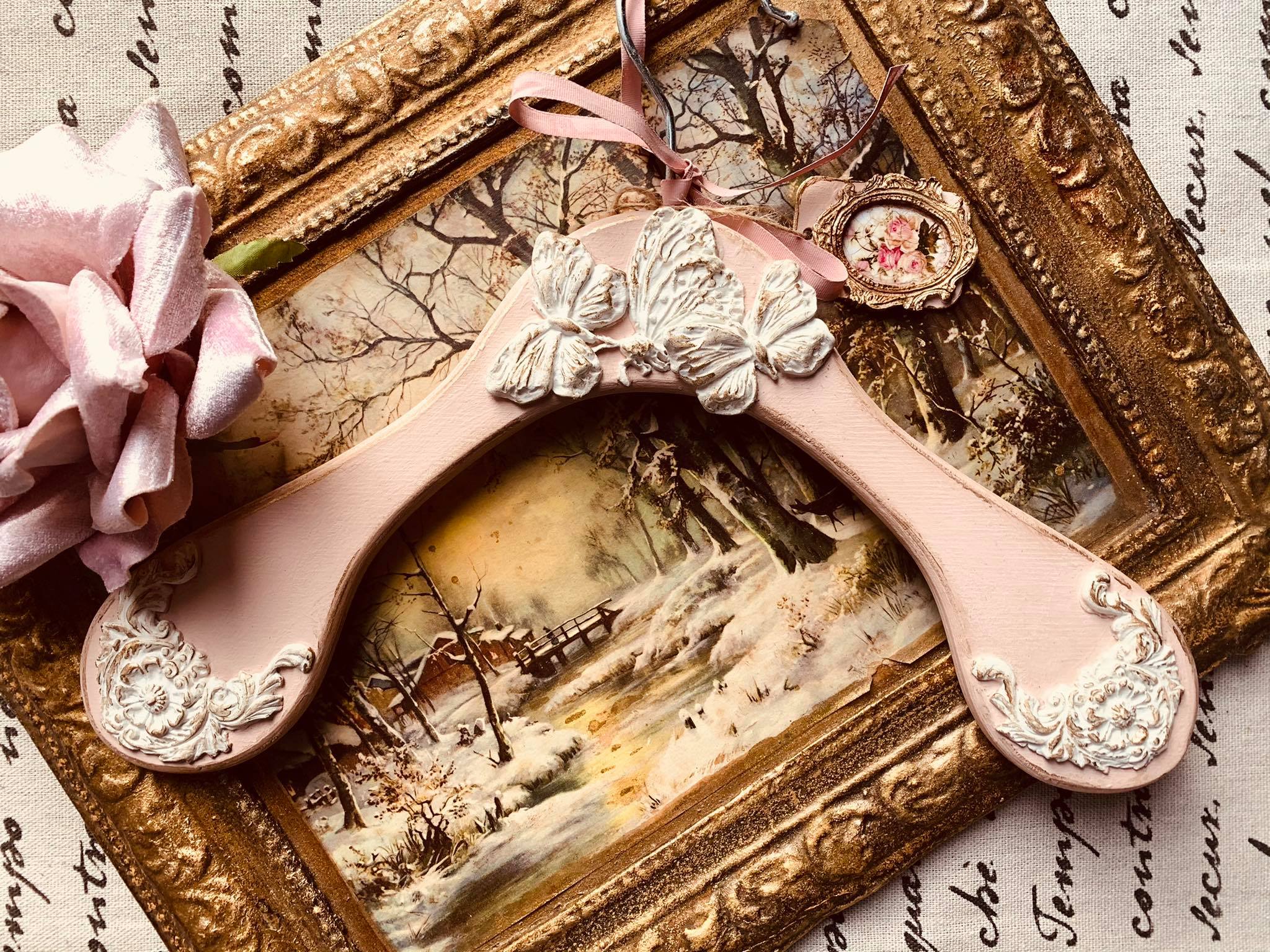 Roosa liblikatega riidepuu lastele