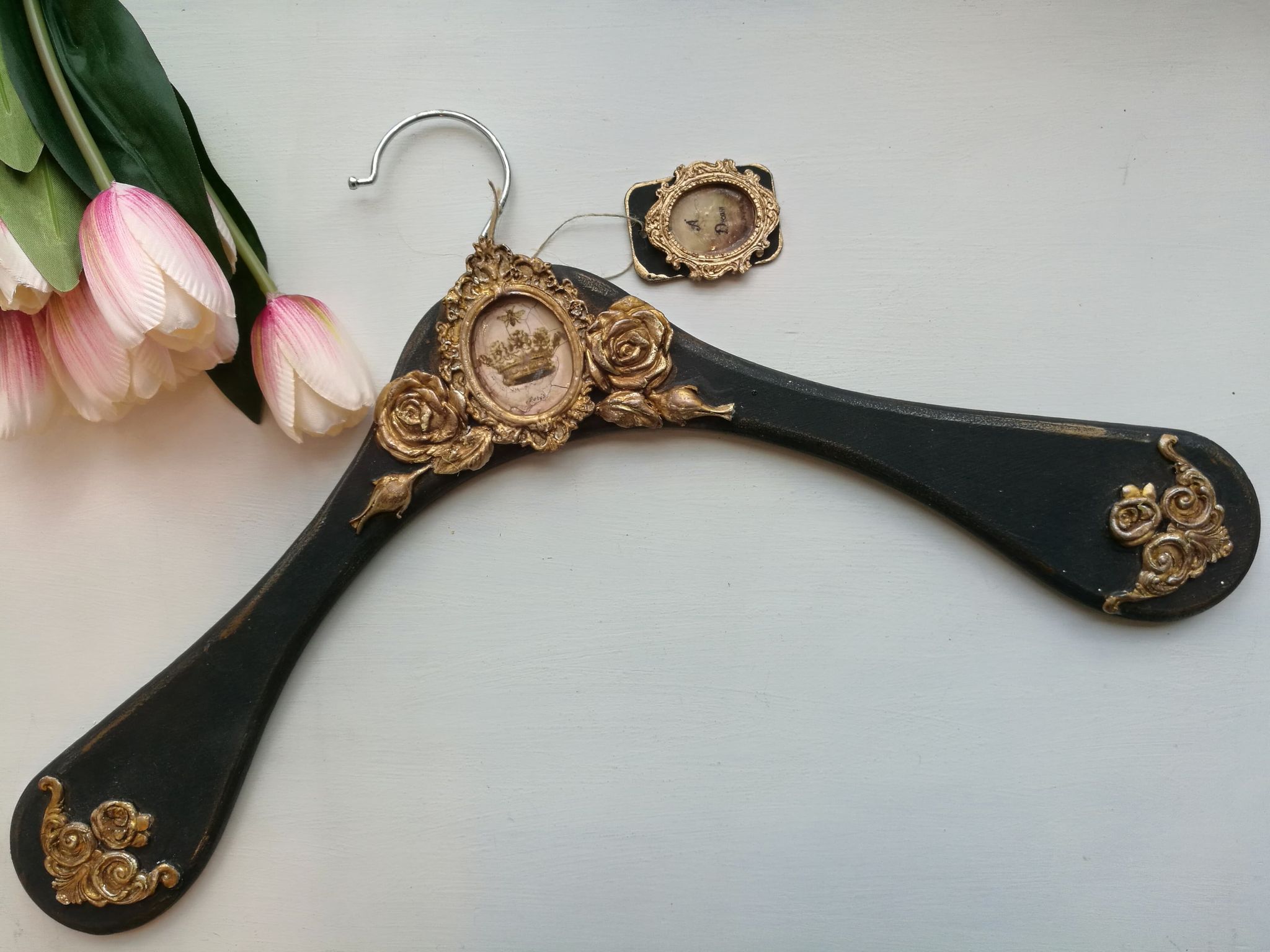 Kauni ornamendiga riidepuu