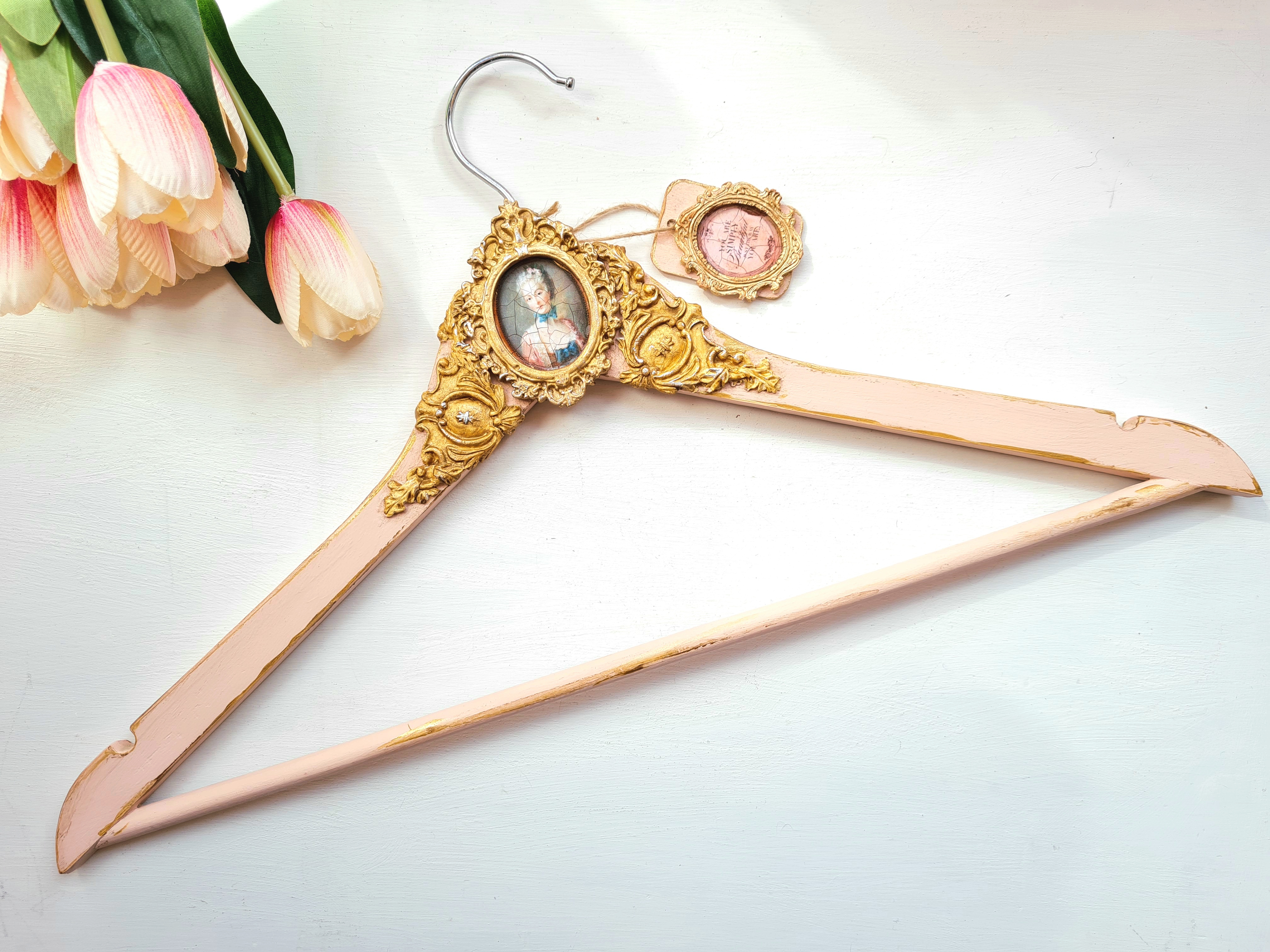 Riidepuu ornamentidega, heleroosa