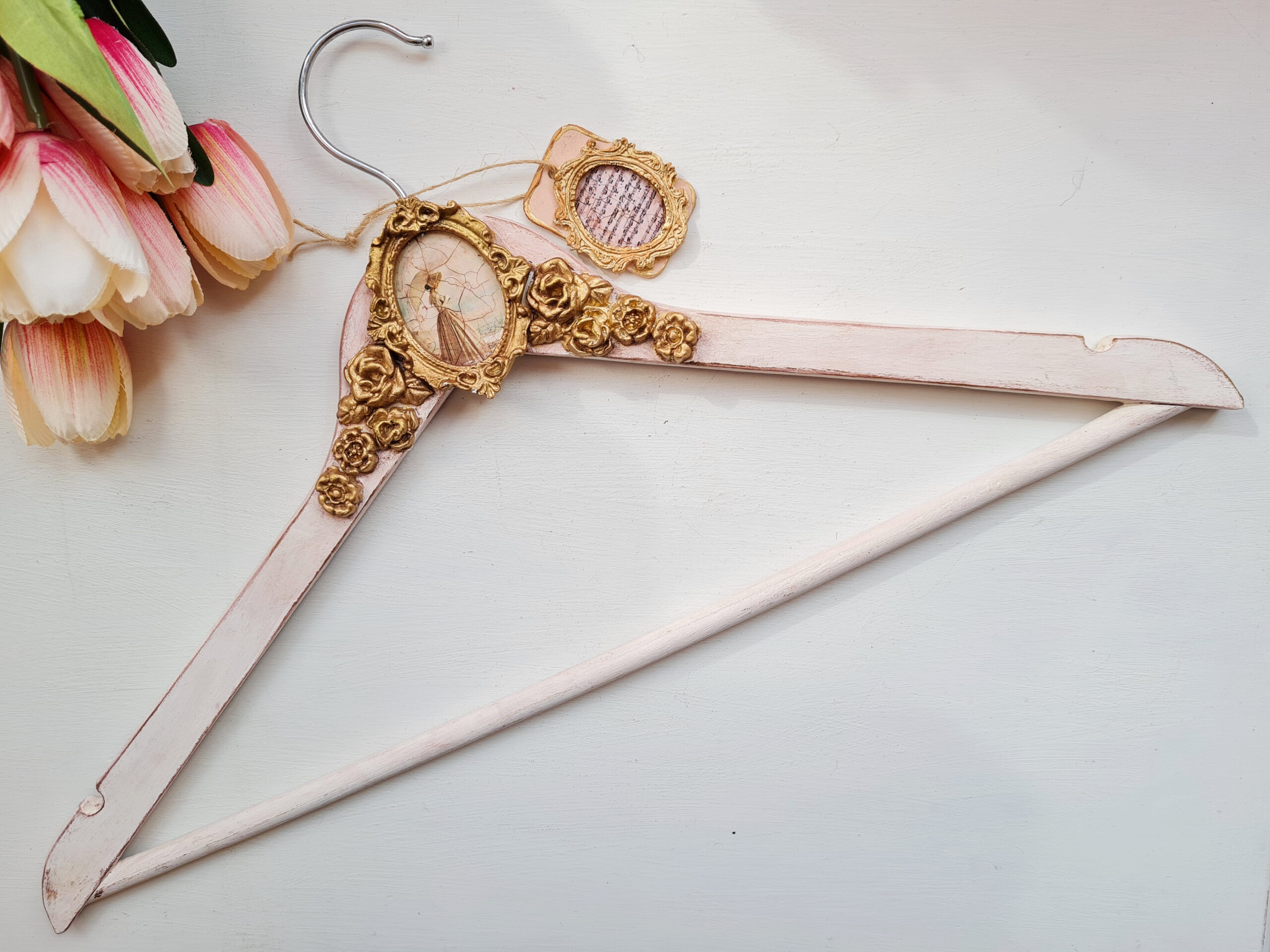 Riidepuu ornamentidega, hele