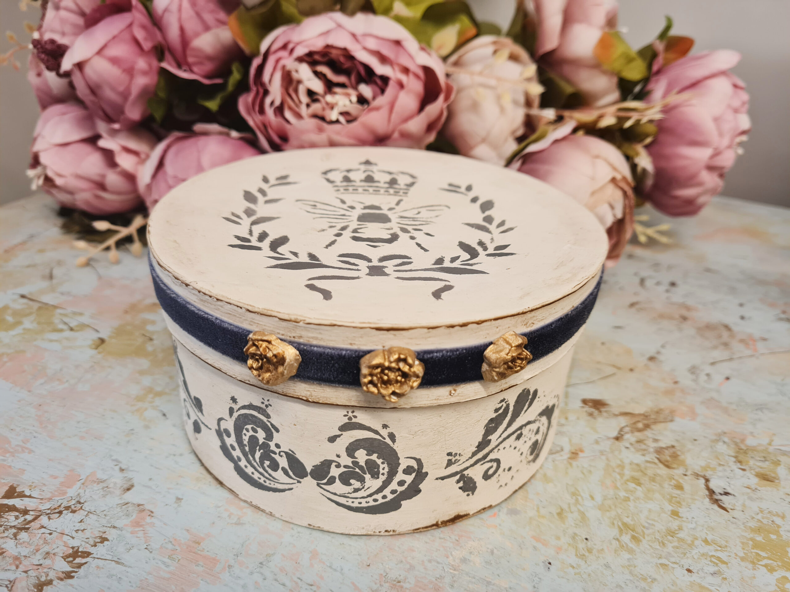 Karp ümmargune ornamentidega