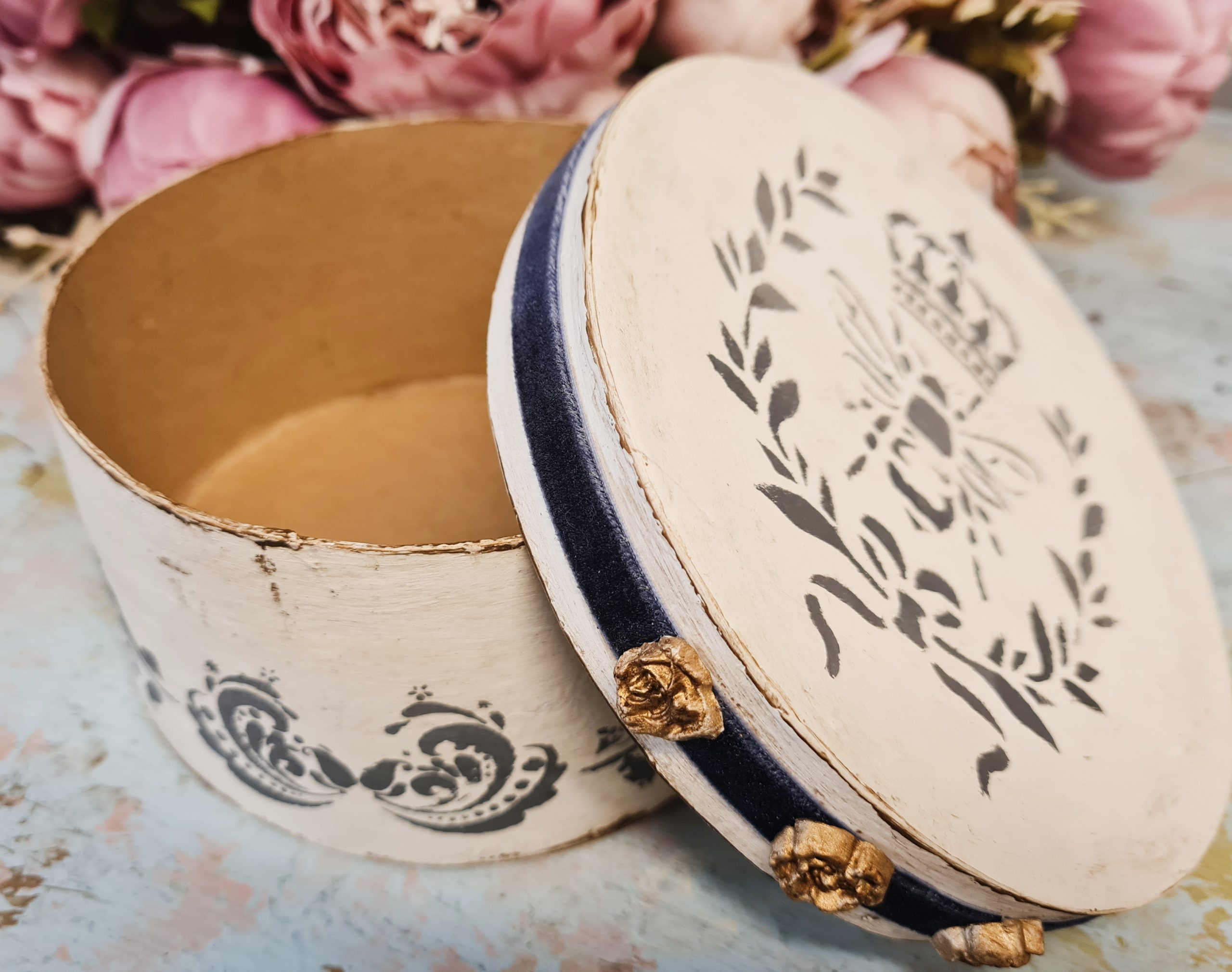 Karp ümmargune ornamentidega