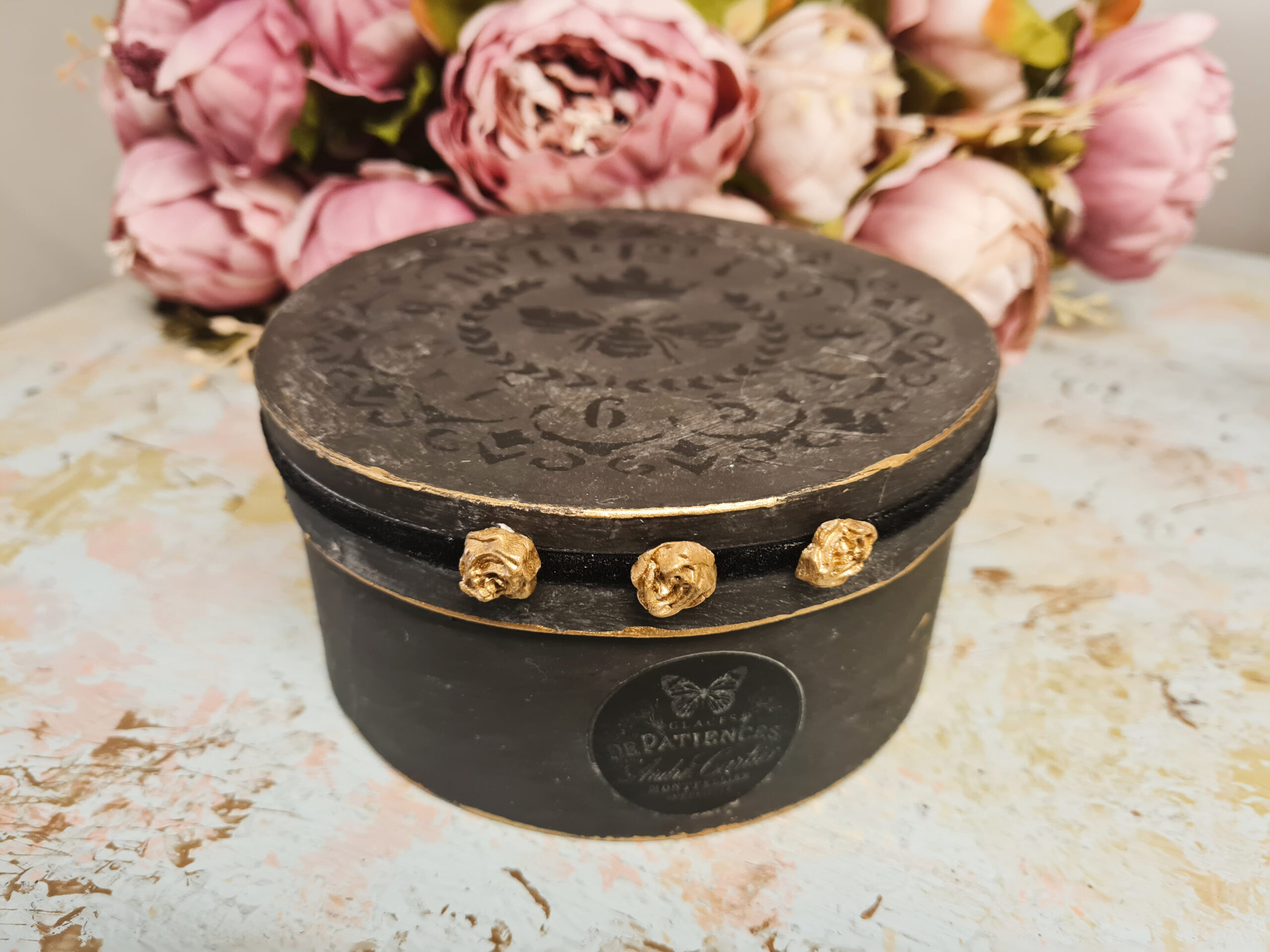 Karp ümmargune ornamentidega