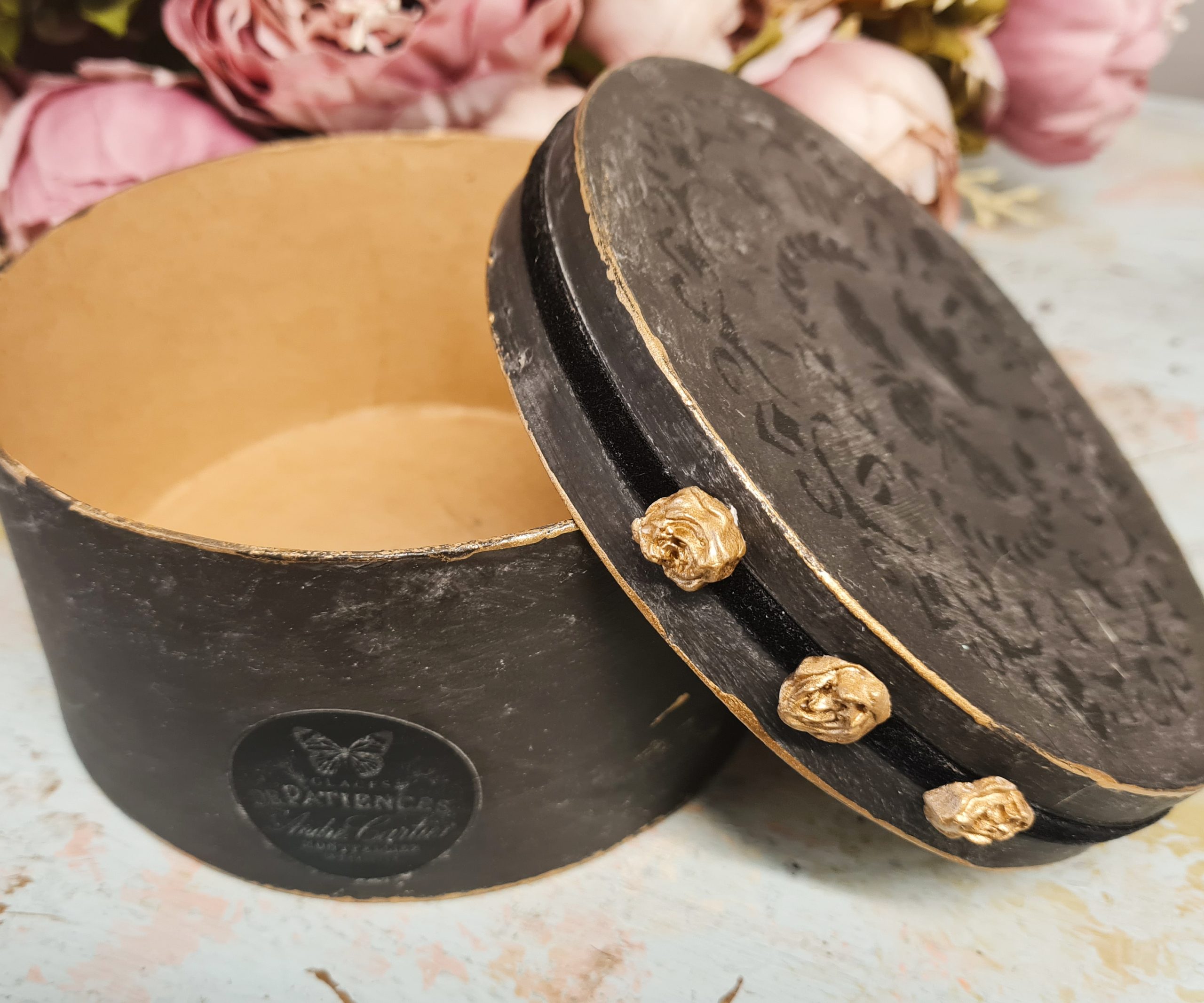 Karp ümmargune ornamentidega