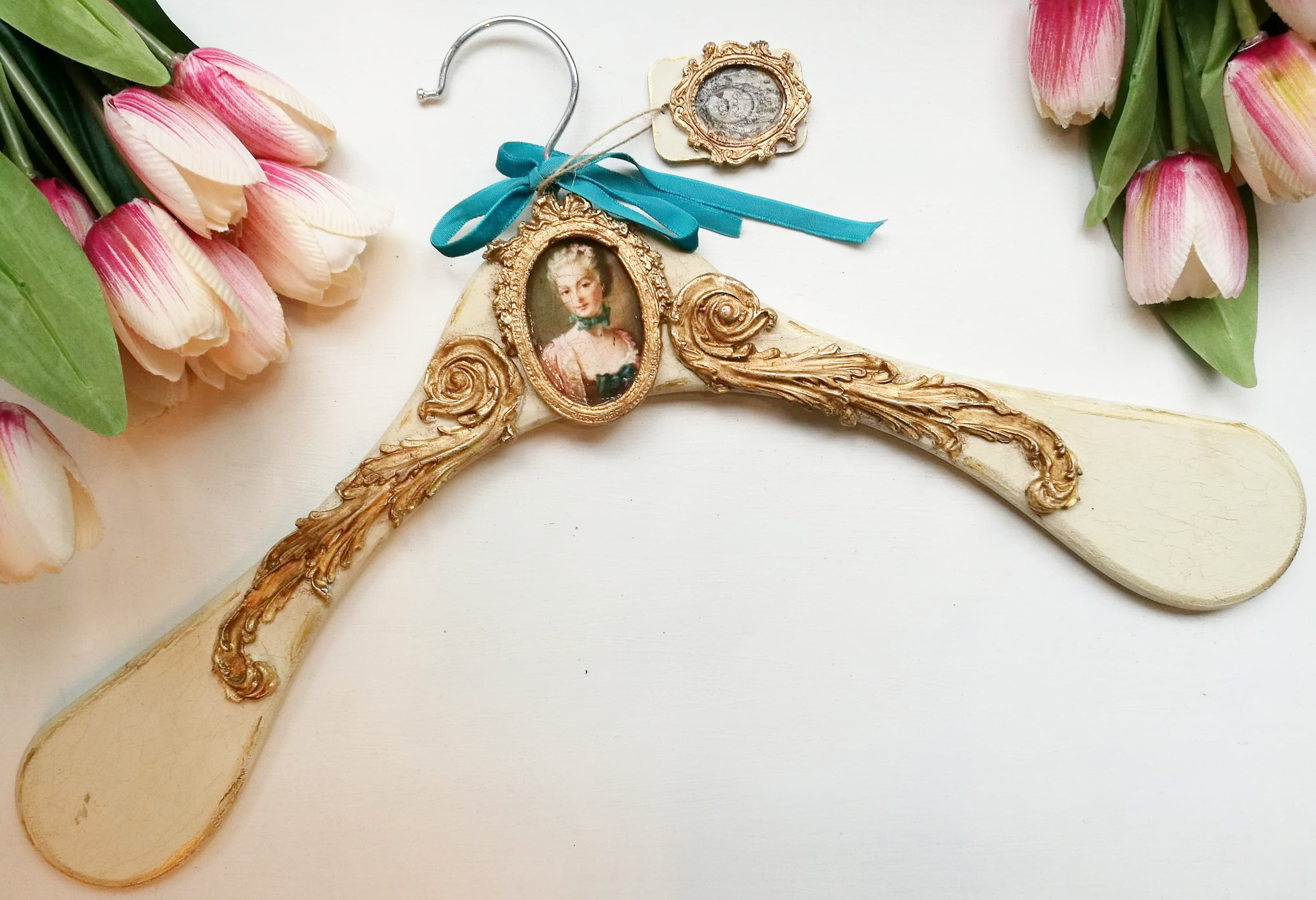 Kauni ornamendiga riidepuu