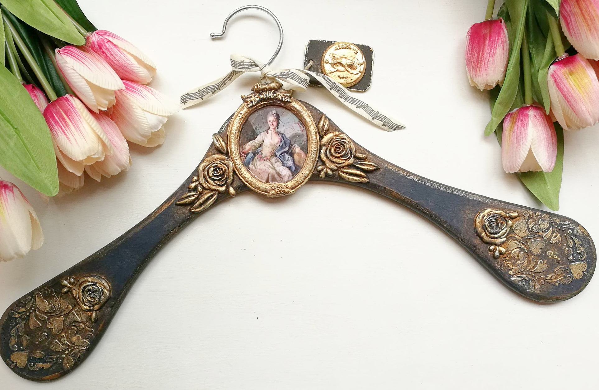 Kaunis riidepuu ornamentidega