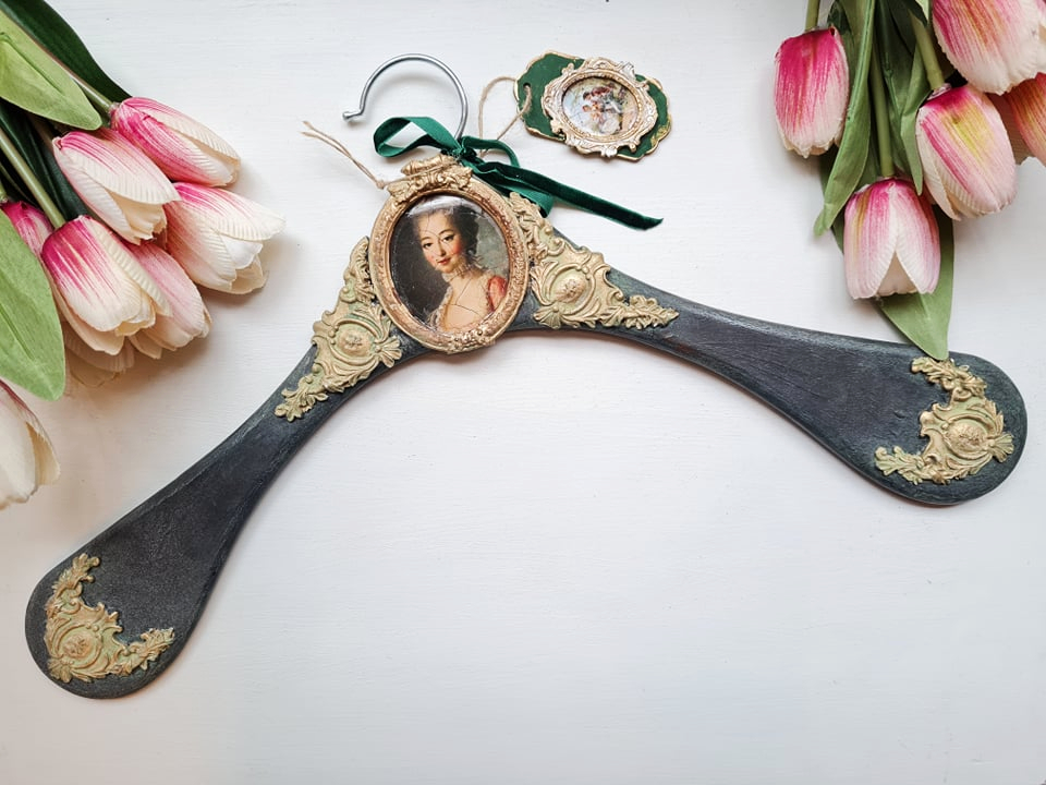 Kauni ornamentikaga riidepuu