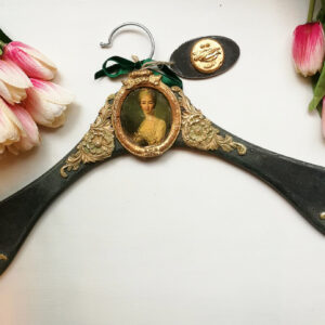 Kaunis riidepuu kuldse ornamendiga