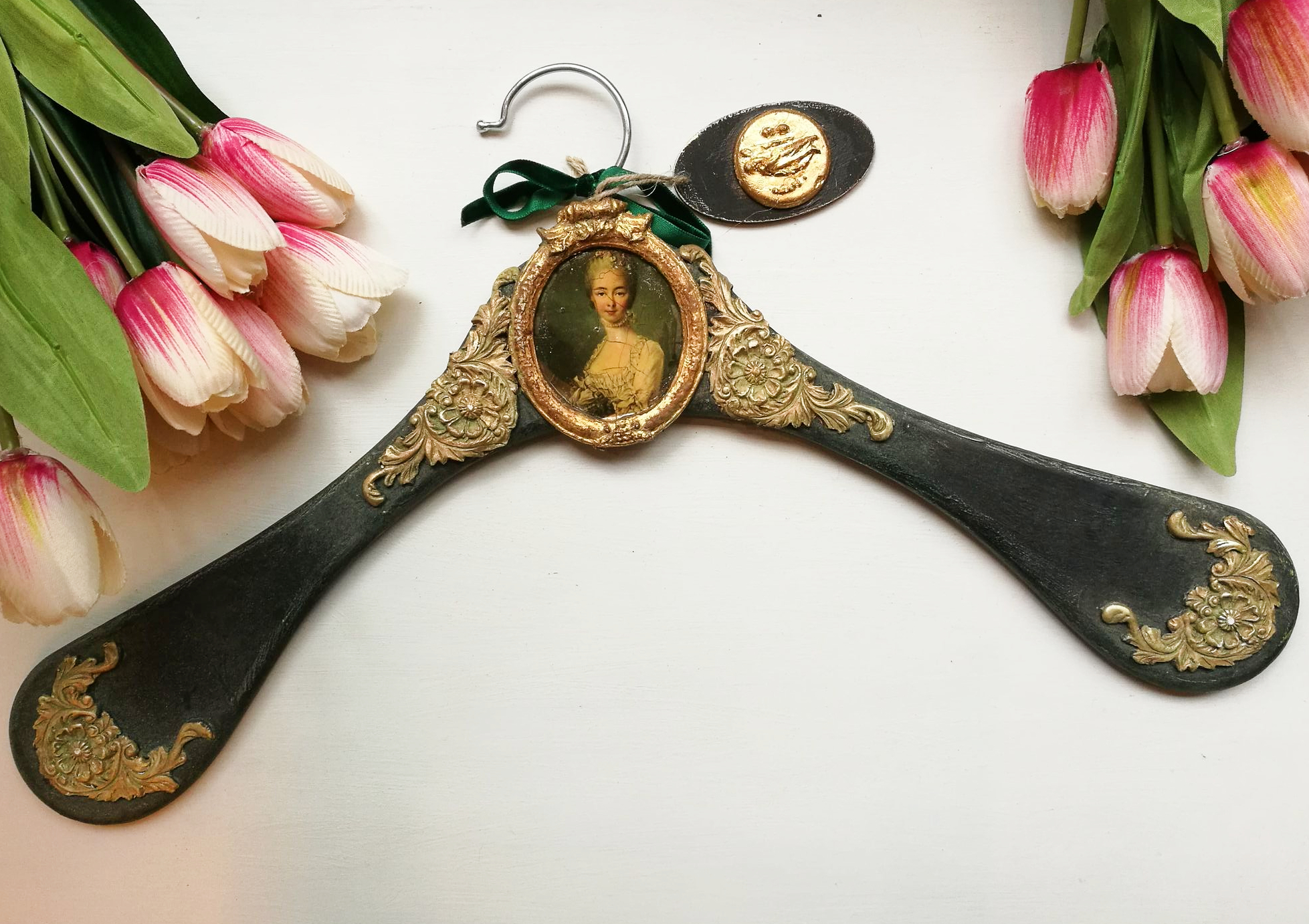Kaunis riidepuu kuldse ornamendiga