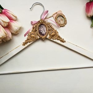 Kaunis riidepuu ornamentidega