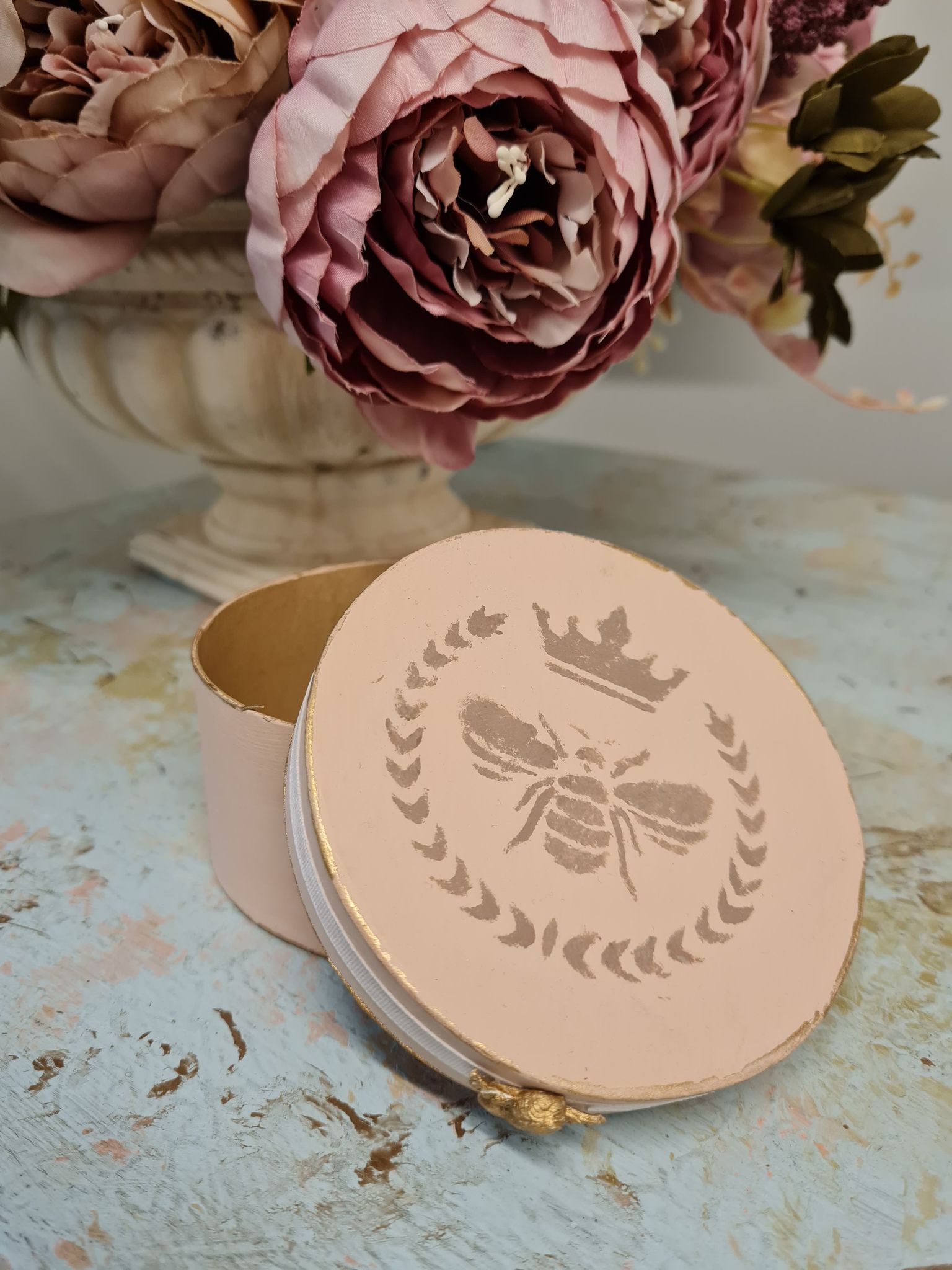 Karp ümmargune ornamentidega