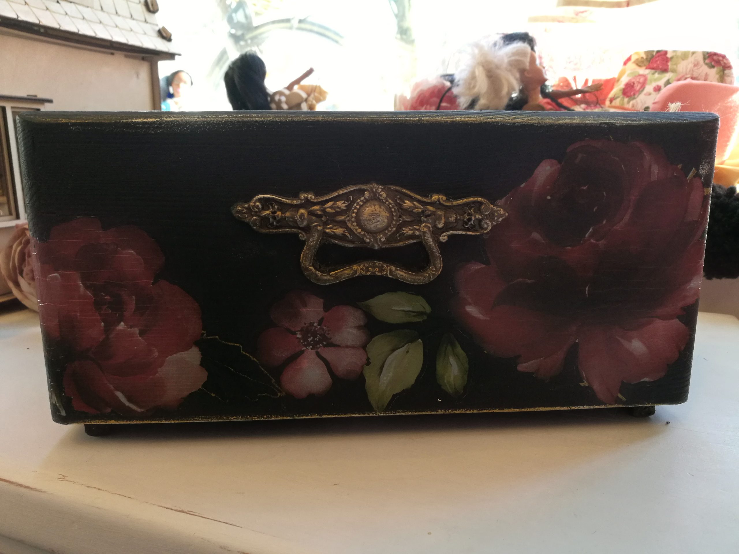 Puidust pisike kast, pronksikarva ornamentidega