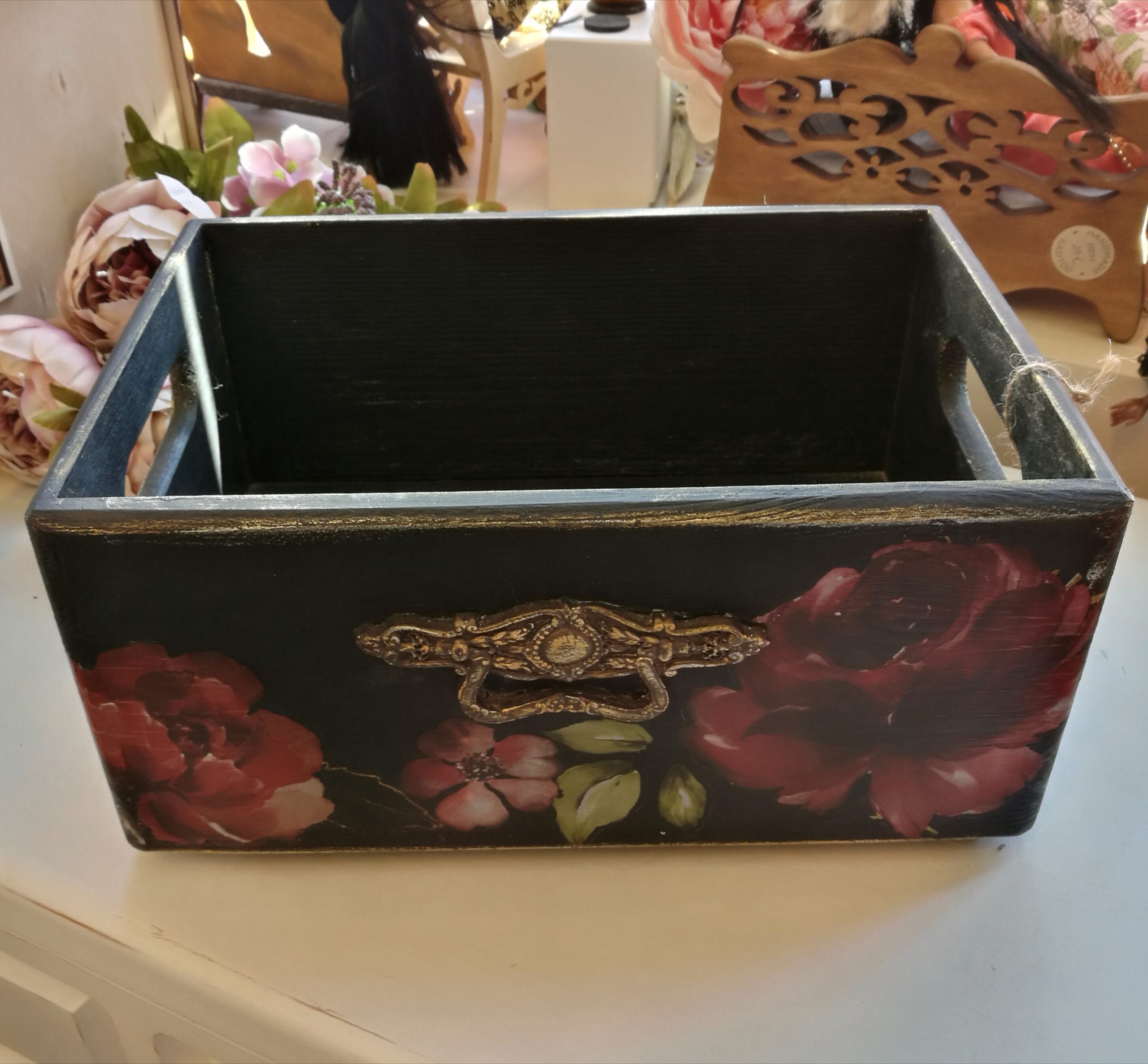 Puidust pisike kast, pronksikarva ornamentidega