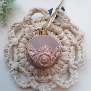 Helepruun ornamendiga jõuluehe