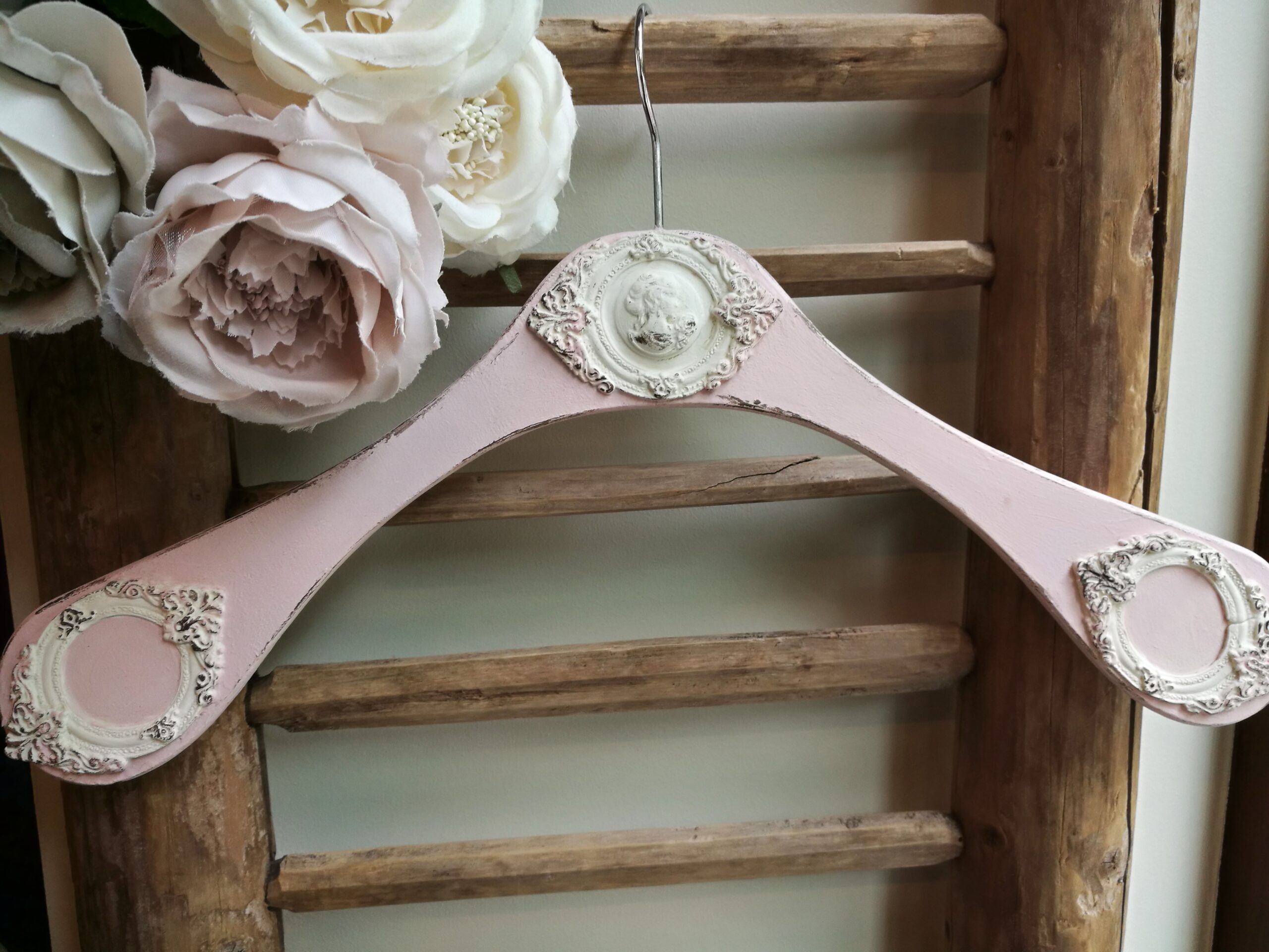 Kauni ornamendiga riidepuu, heleroosa