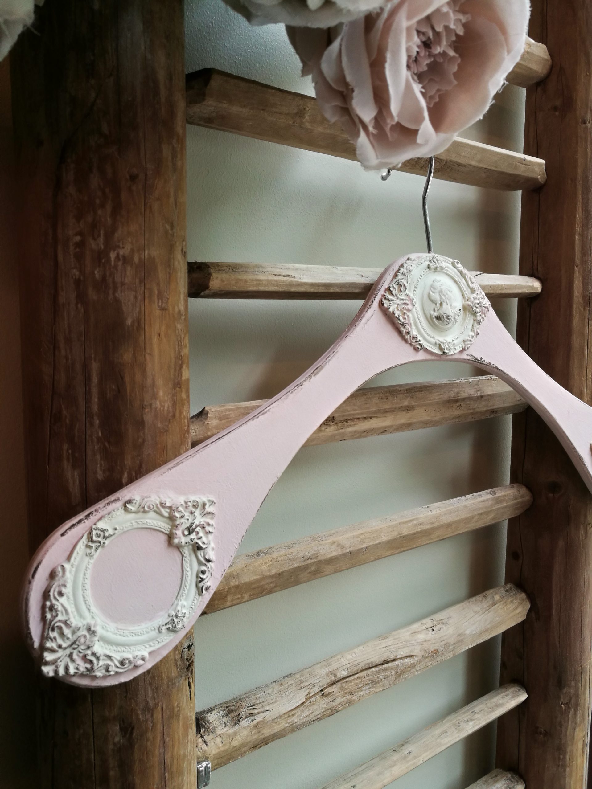 Kauni ornamendiga riidepuu, heleroosa