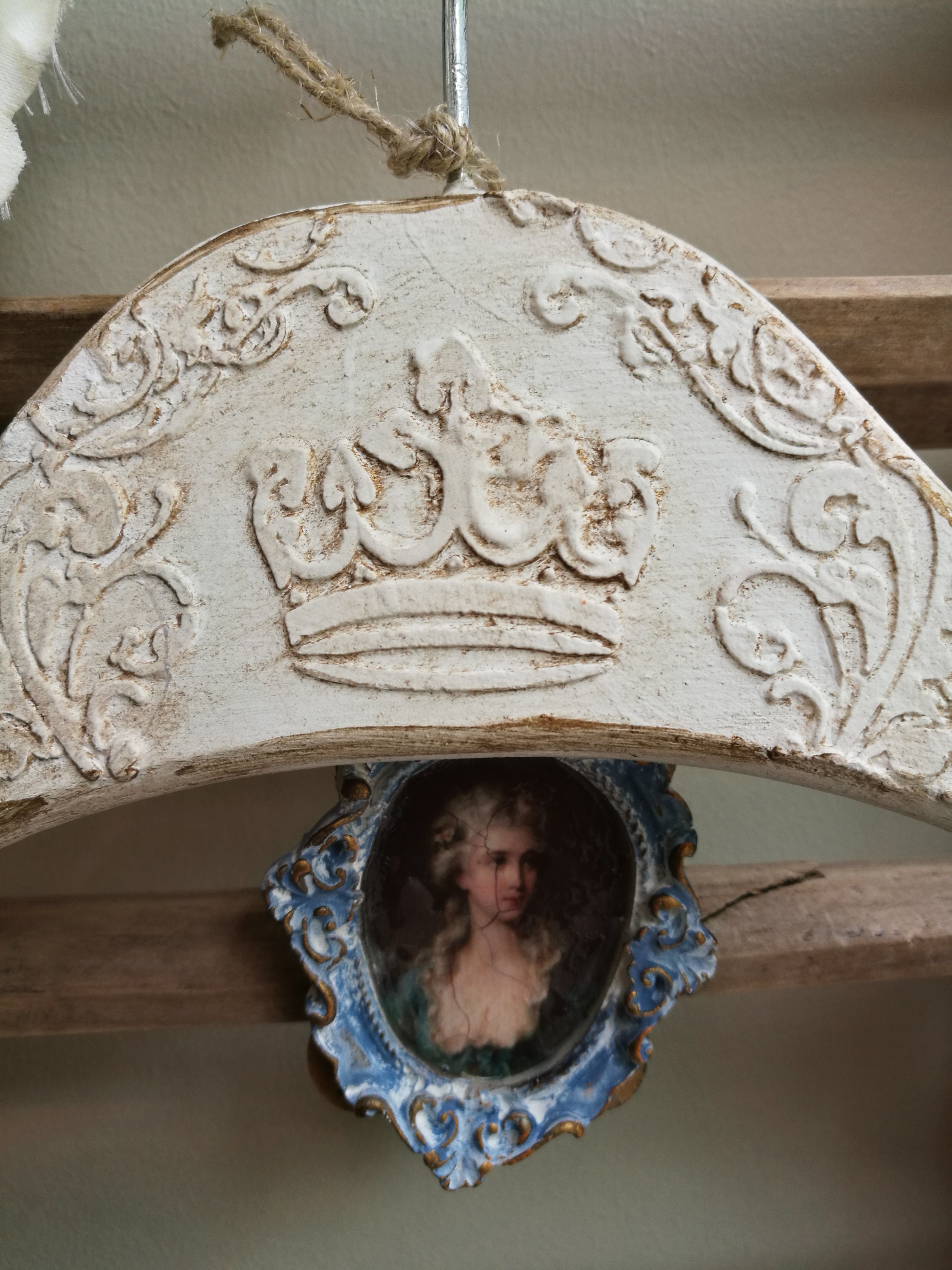 Kauni ornamendiga riidepuu, valge
