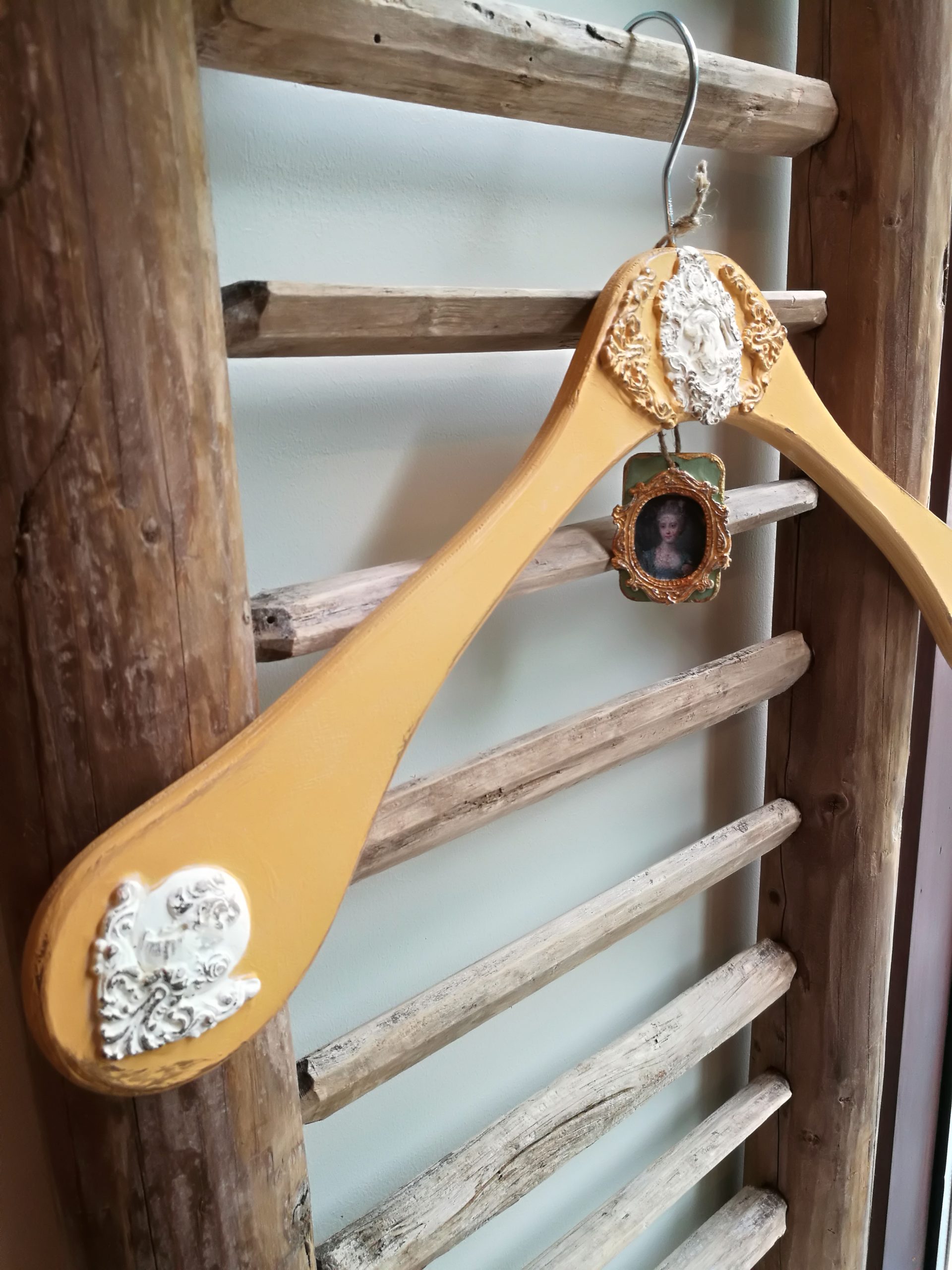 Ornamendiga riidepuu, sinepikollane