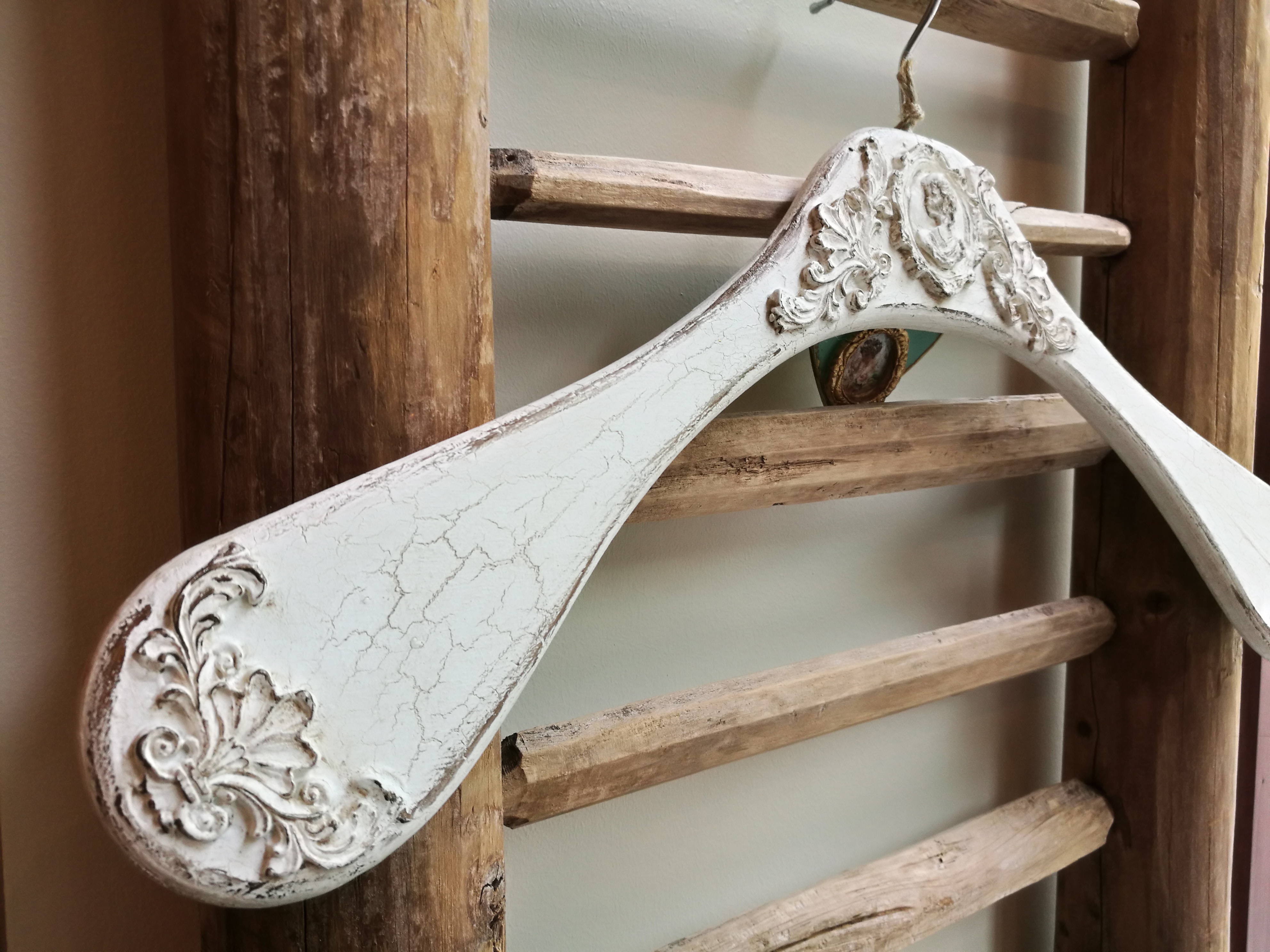 Kauni ornamendiga riidepuu, valge