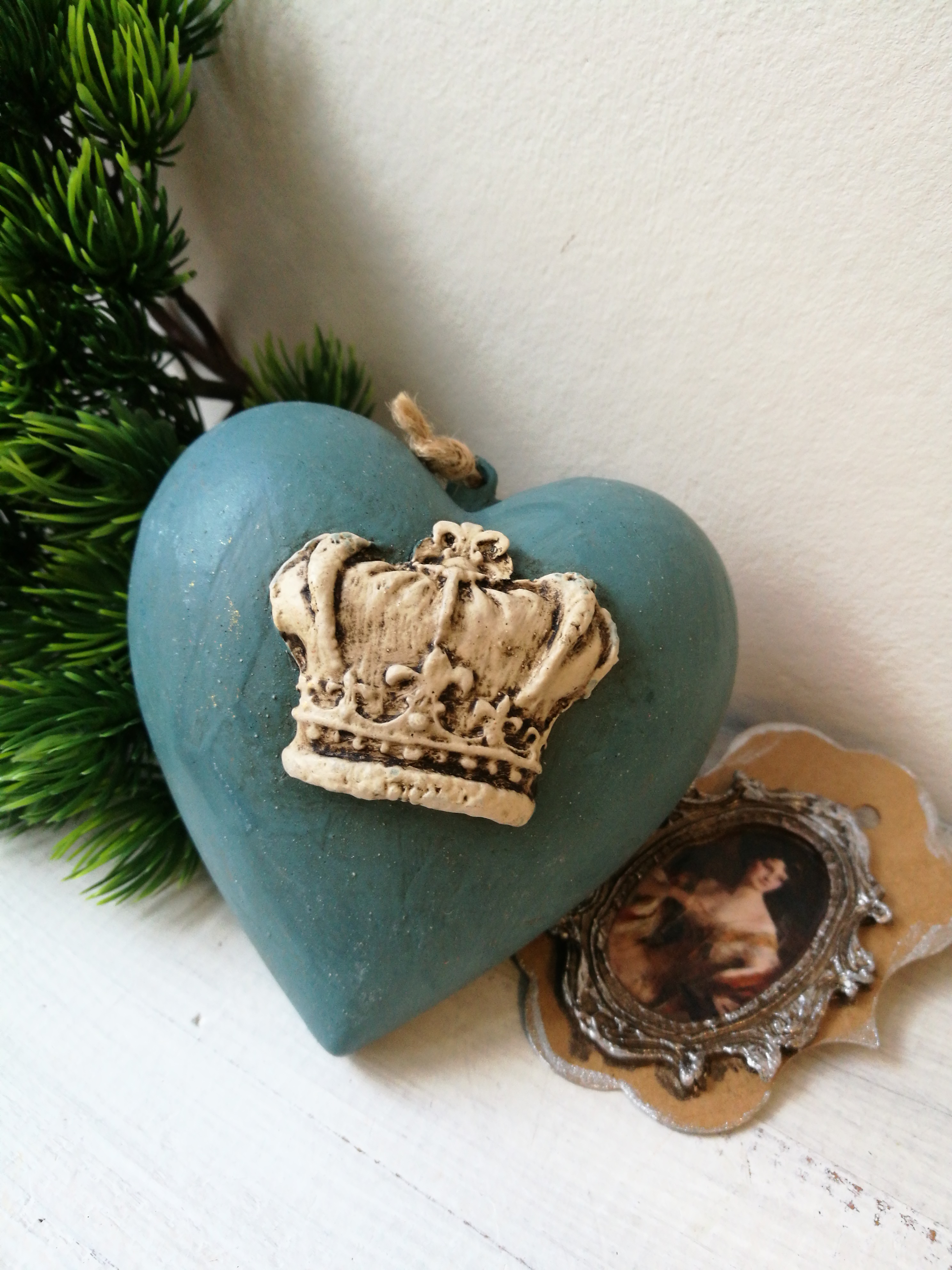 Südamekujuline jõuluehe ornamentidega, tumesinine