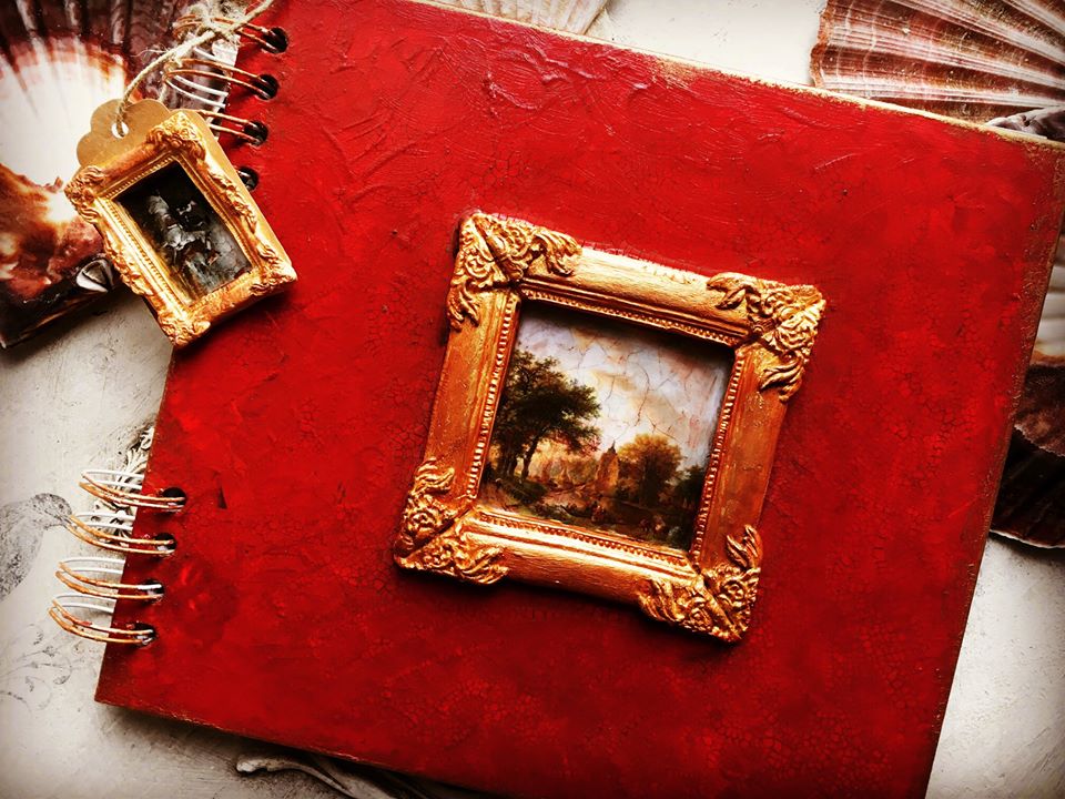 Punane album ornamentidega