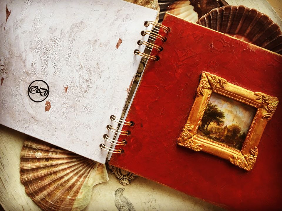 Punane album ornamentidega