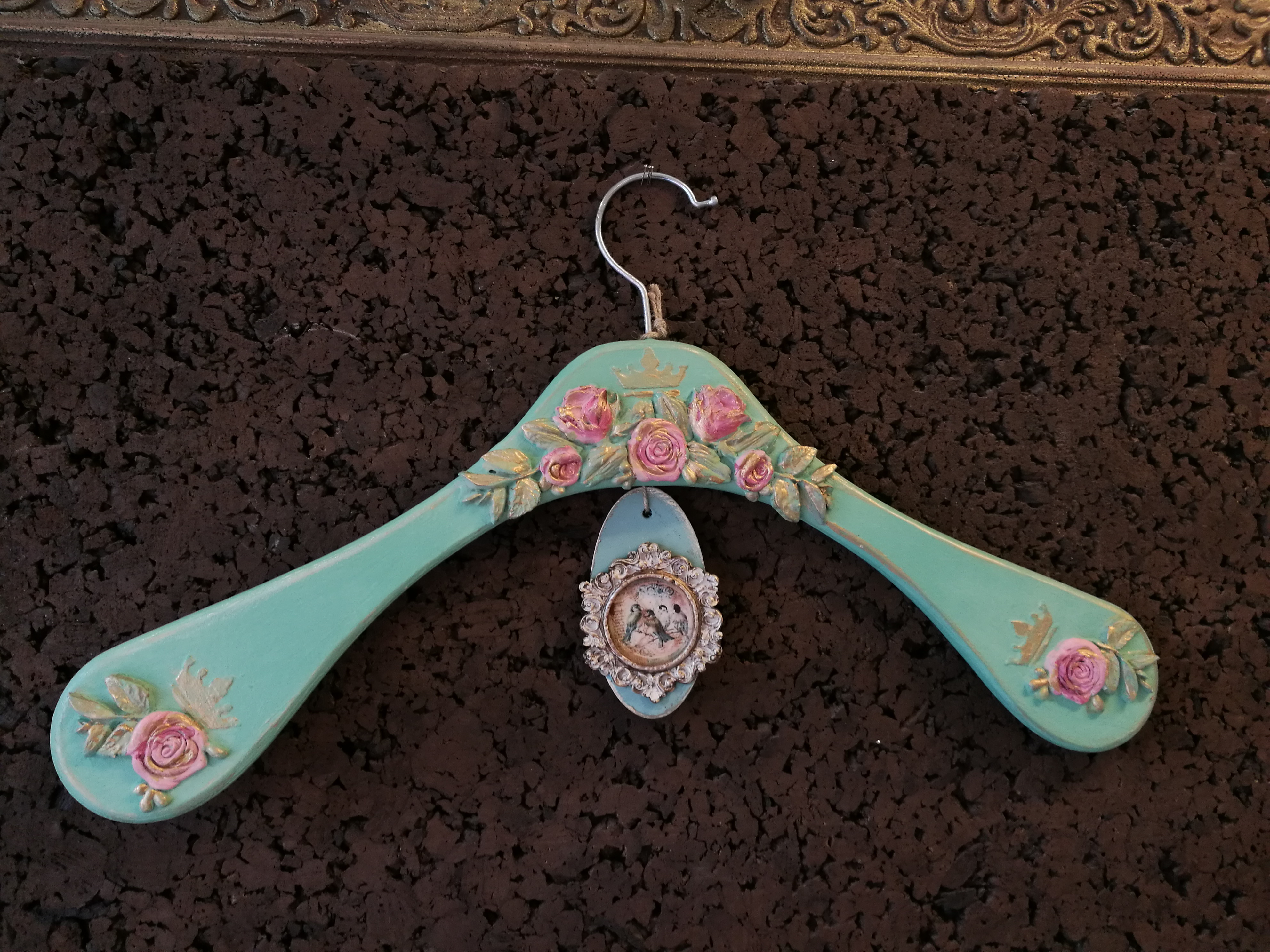 Kaunis roosidega riidepuu, mint