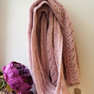 Kootud heleroosa sall lehemustriga