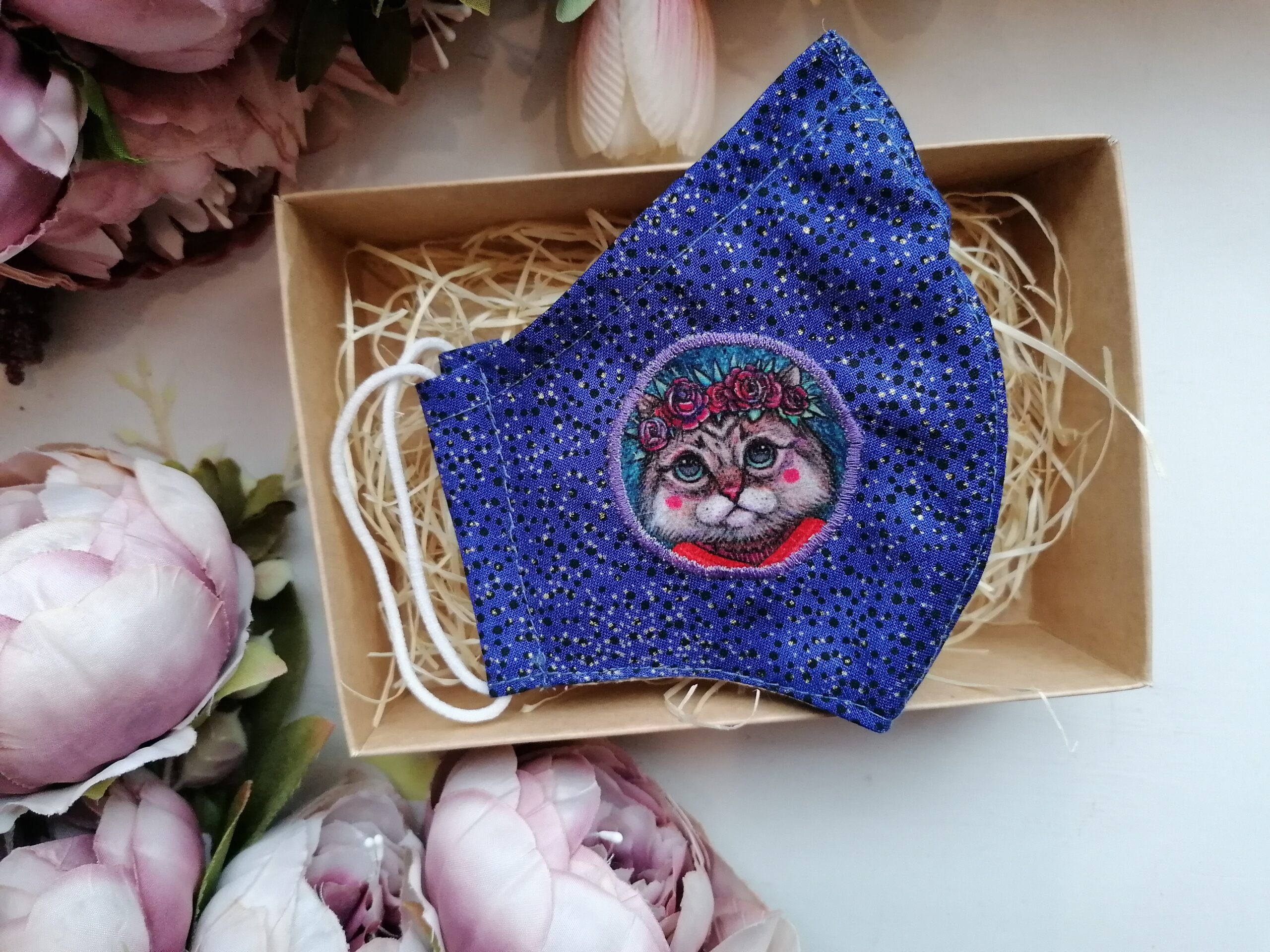 Korduvkasutatav näomask "Kass roosipärjaga", taskuga