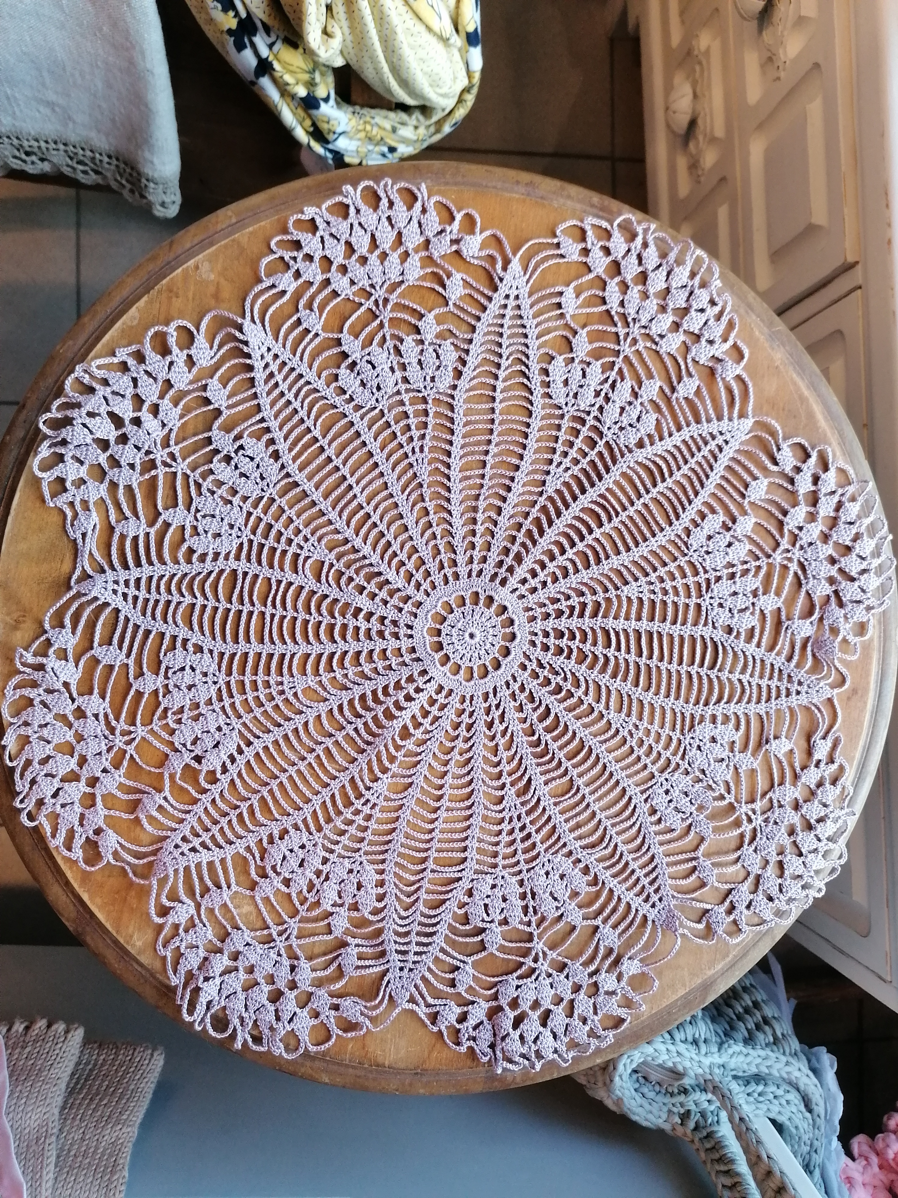 Käsitsi heegeldatud puuvillane laudlina 45cm, helelilla