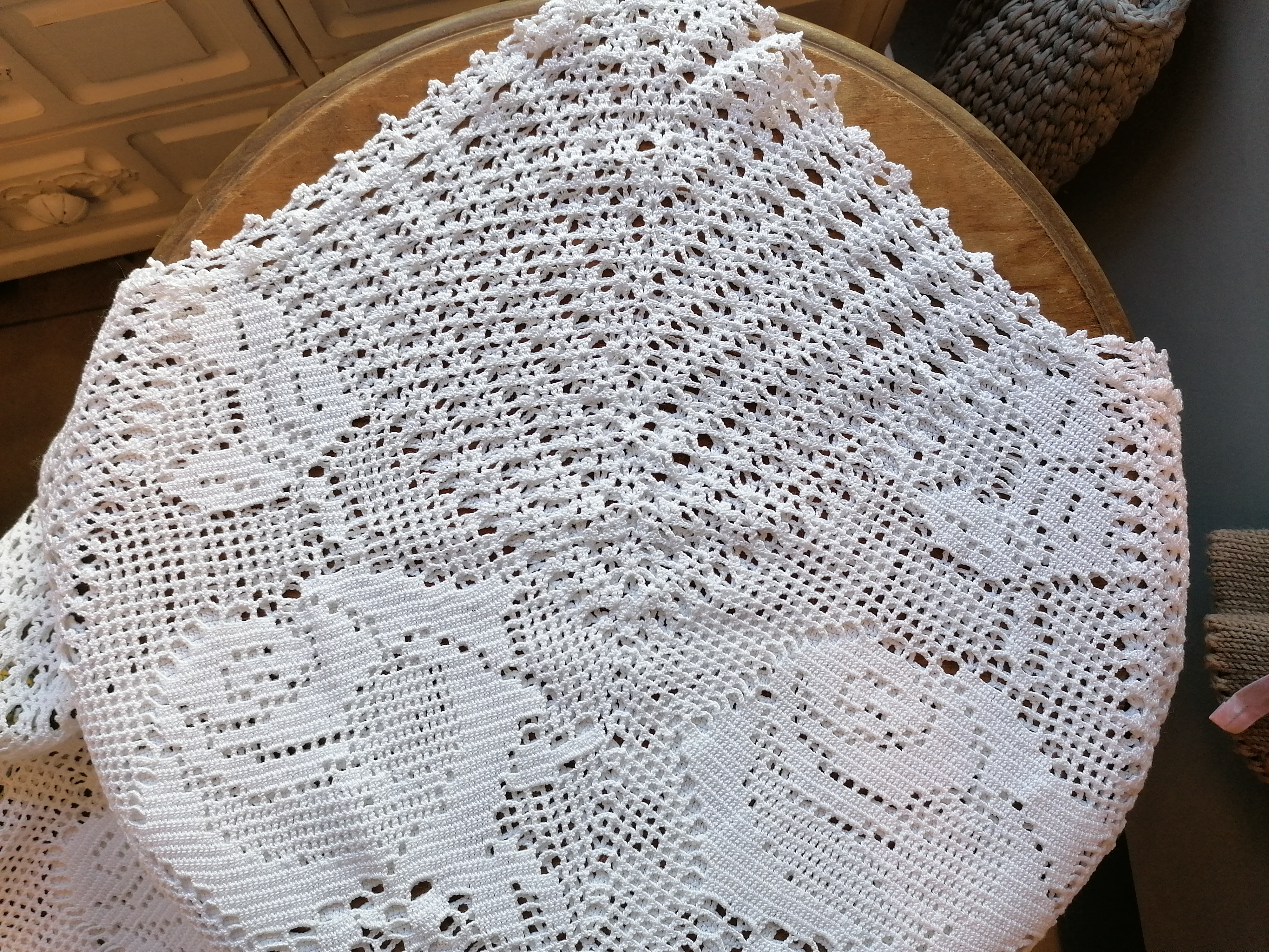 Käsitsi heegeldatud puuvillane laudlina roosi motiiviga 105cm, valge