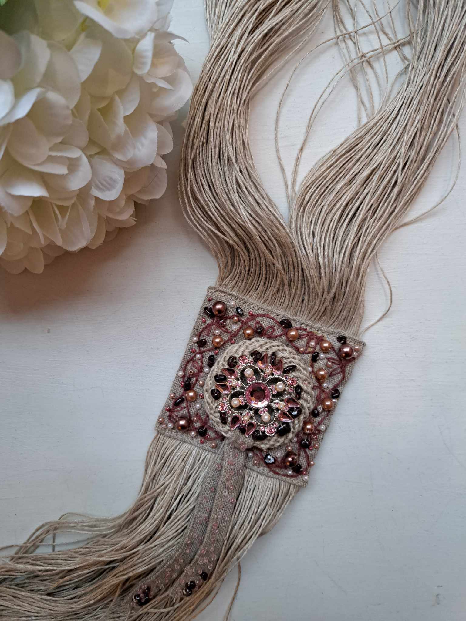 Käsitsi meisterdatud linane kaelakee pärlitega