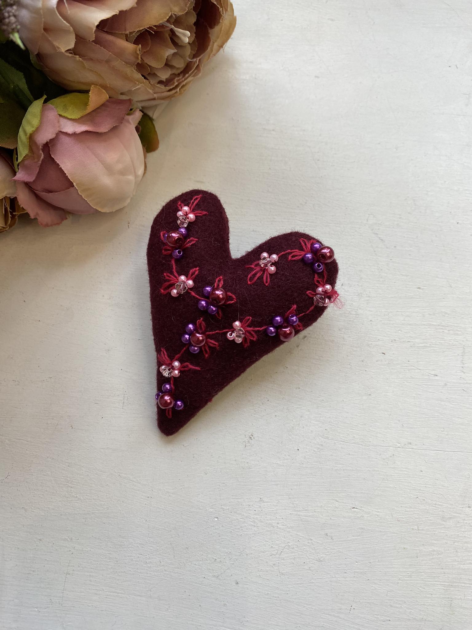 Kaunis südamekujuline pross, punane