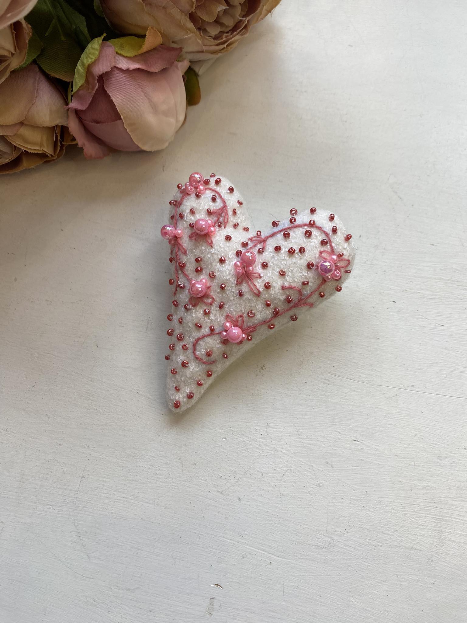 Kaunis südamekujuline pross, valge