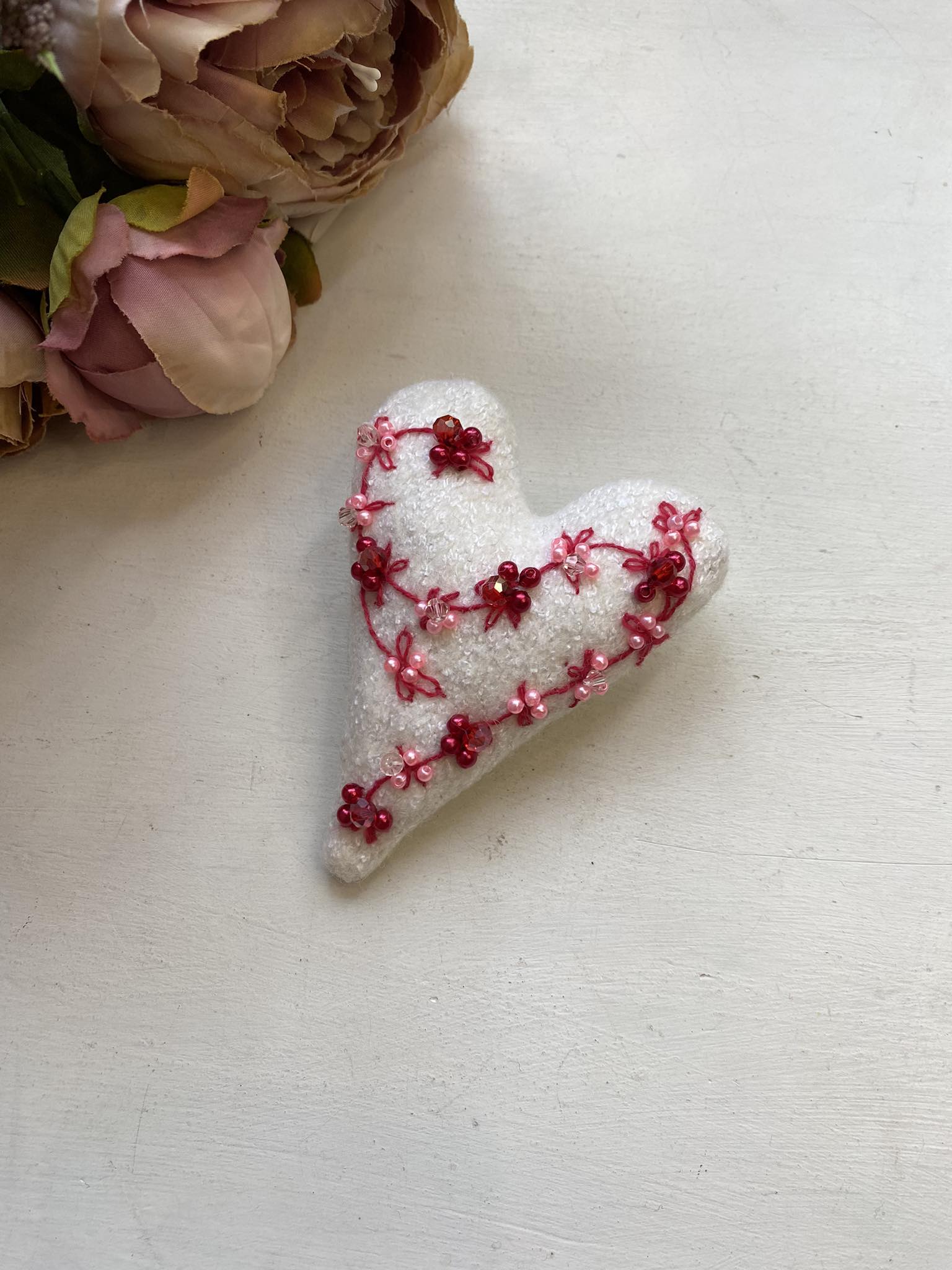 Kaunis südamekujuline pross, valge