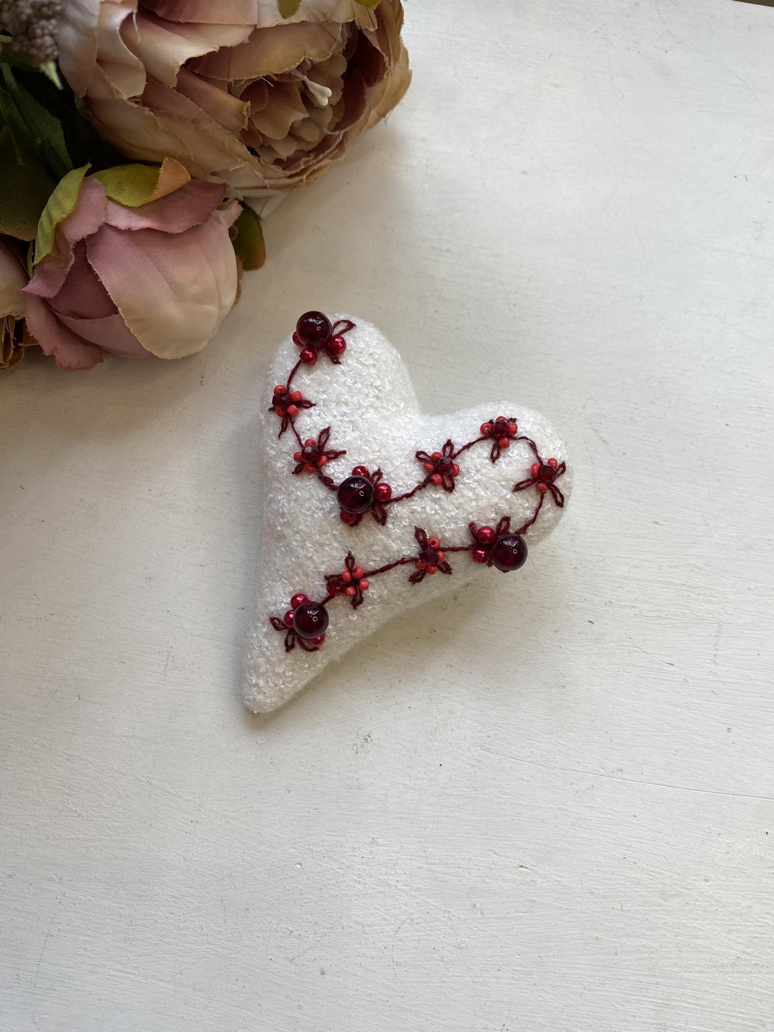 Kaunis südamekujuline pross, valge