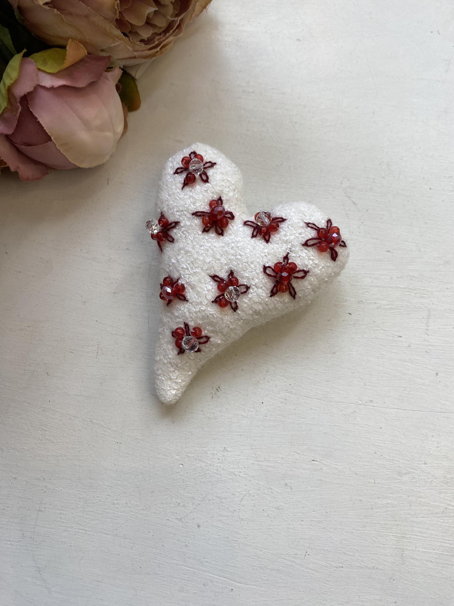 Kaunis südamekujuline pross, valge